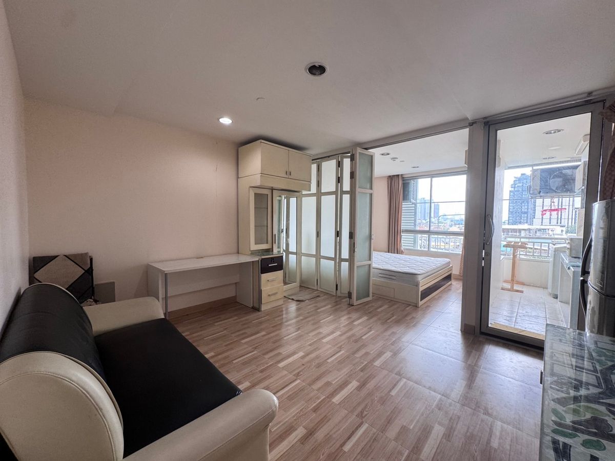 For RentCondoSathorn, Narathiwat : The Station, Charoen Krung 65, beautiful room, available for rent.