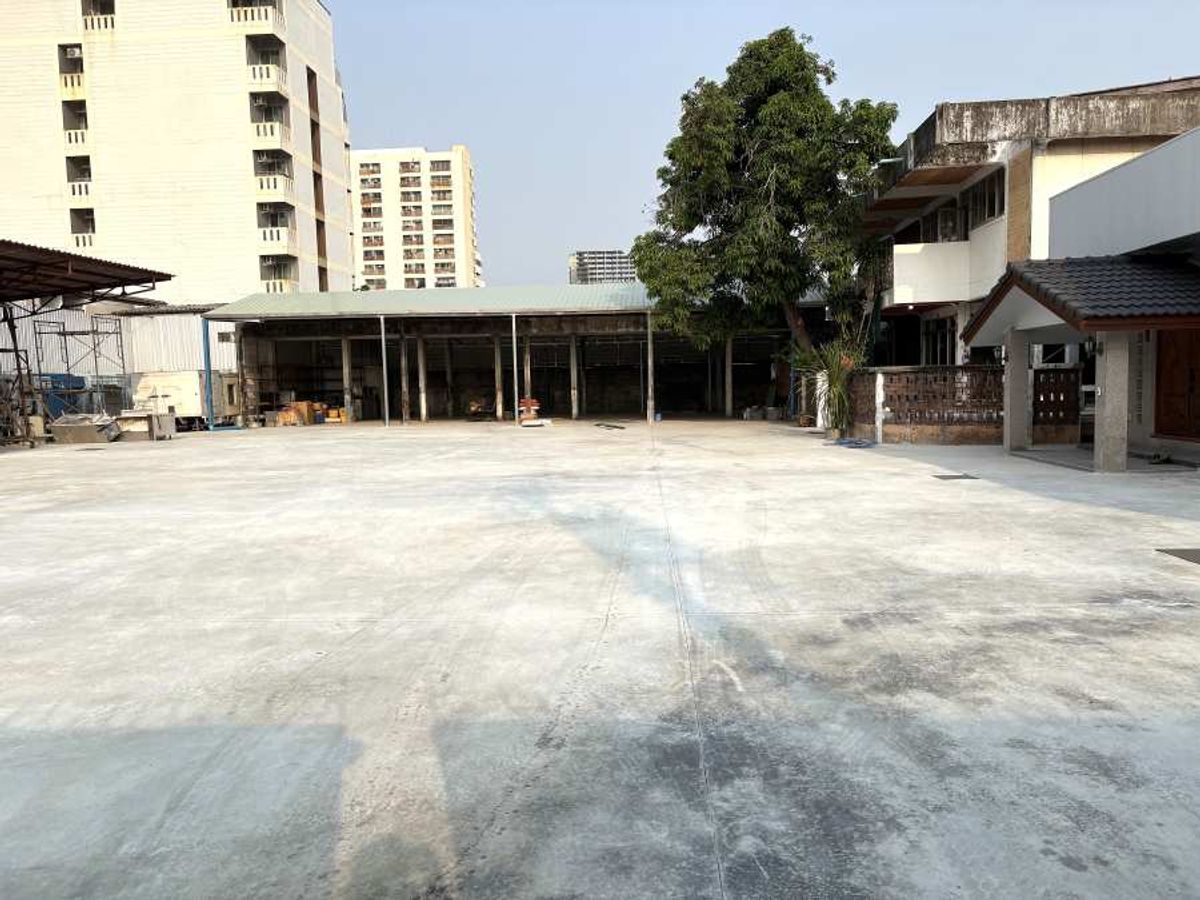 ให้เช่าโกดังแจ้งวัฒนะ เมืองทอง : ให้เช่าที่ดิน 1022 ตรม. พร้อมอาคาร 1 ชั้นขนาด 220 ตรม.  แคราย ซอยเรวดี  นนทบุรี ทำเลดี ราคาดี