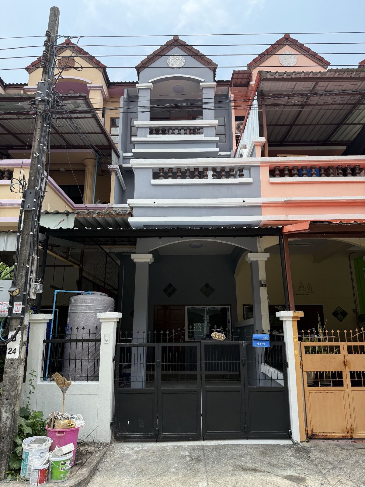 ขายทาวน์โฮมลาดกระบัง สุวรรณภูมิ : ทาวน์โฮม 3 ชั้น เข้าซอยเฉลิมพระเกียรติร.9 ซอย 30 เพียง 500 เมตร