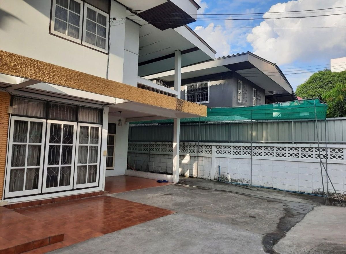 ให้เช่าทาวน์โฮมลาดพร้าว เซ็นทรัลลาดพร้าว : ให้เช่าบ้านเดี่ยว 2 ชั้นเนื้อที่ 60 ตร.ว พื้นที่ใช้สอย 180 ตร.ม 3 ห้องนอน 2 ห้องน้ำ แอร์ เฟอร์บางส่วน ถนน รัชดา เขตห้วยขวาง ราคาเช่า 30,000 บ/ด จดทะเบียนบริษัทได้