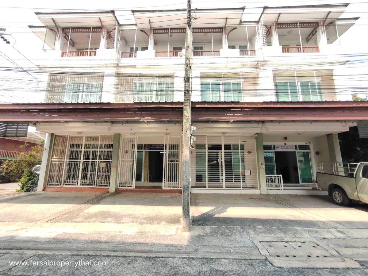 ให้เช่าทาวน์โฮมลาดพร้าว เซ็นทรัลลาดพร้าว : ให้เช่าทาวน์เฮ้าส์ 3 ชั้น เนื้อที่ 20 ตร.ว พื้นที่ใช้สอย 160 ตร.ม 3ห้องนอน 3ห้องน้ำ เฟอร์บางส่วน ถนนลาดพร้าว เขตจตุจักร  ราคาเช่า 20,000 บ/ด