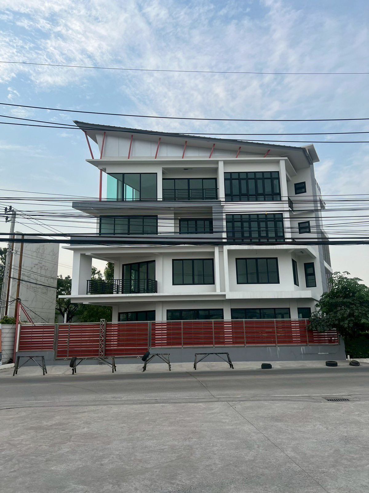 ให้เช่าโฮมออฟฟิศพระราม 5 ราชพฤกษ์ บางกรวย : 🏬 ปล่อยเช่า Home office 4 ชั้น พร้อมลิฟท์ พื้นที่ใช้สอย 879 ตรม ใกล้โรงพยาบาลบางกรวย