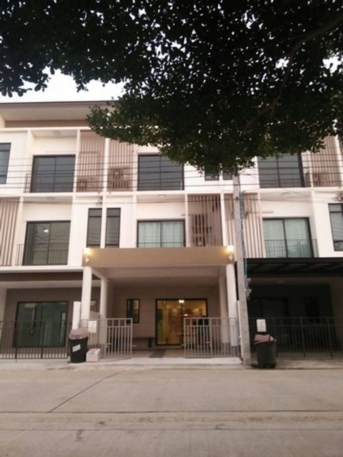 ให้เช่าทาวน์โฮมพัฒนาการ ศรีนครินทร์ : HR2424 ให้เช่าทาวน์โฮม 3 ชั้น โครงการ พาทิโอ ศรีนครินทร์ - พระราม9 วิวสนามกอล์ฟ เหมาะอยู่อาศัย