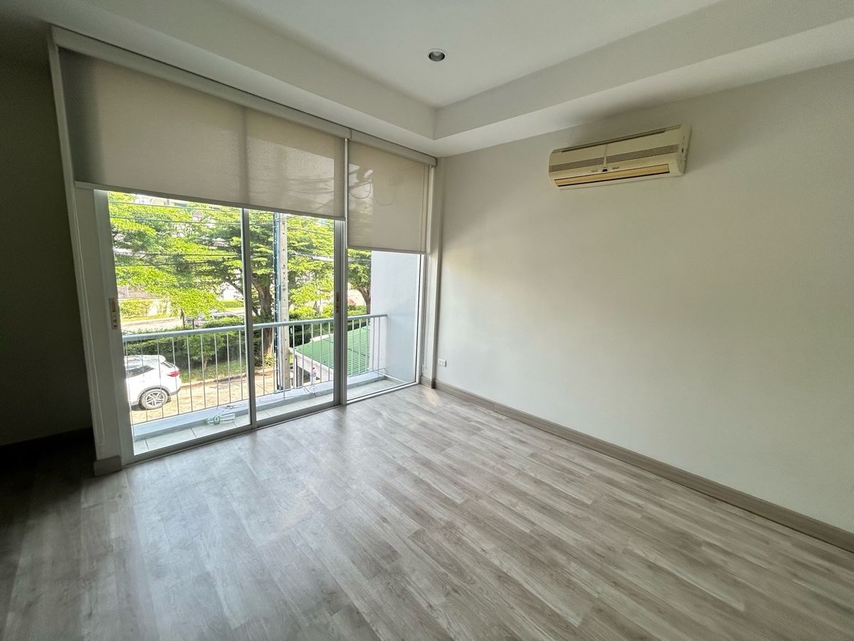 For RentTownhomeSathorn, Narathiwat : House for rent, Thanapat House, 3 bedrooms, 2 bathrooms, no fir.