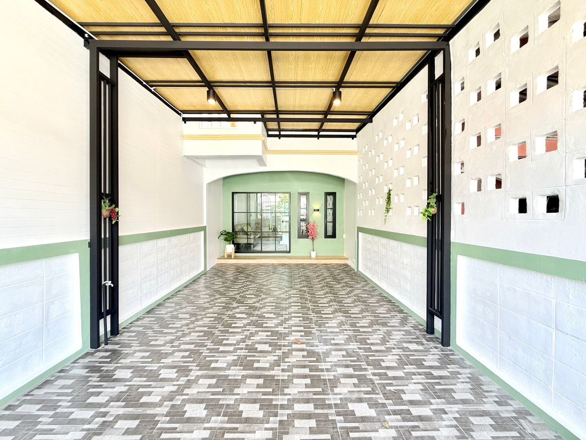 ขายทาวน์โฮมมีนบุรี-ร่มเกล้า : ขายทาวน์เฮ้าส์ 2 ชั้น หมู่บ้านณัฐวรรณ  ซอยสังฆสันติสุข 18 หนองจอก  โรงเรียนเซนต์เทเรซา โรงพยาบาลหนองจอก โลตัสหนองจอก บิ๊กซี แม็คโคร ตลาดหนองจอก