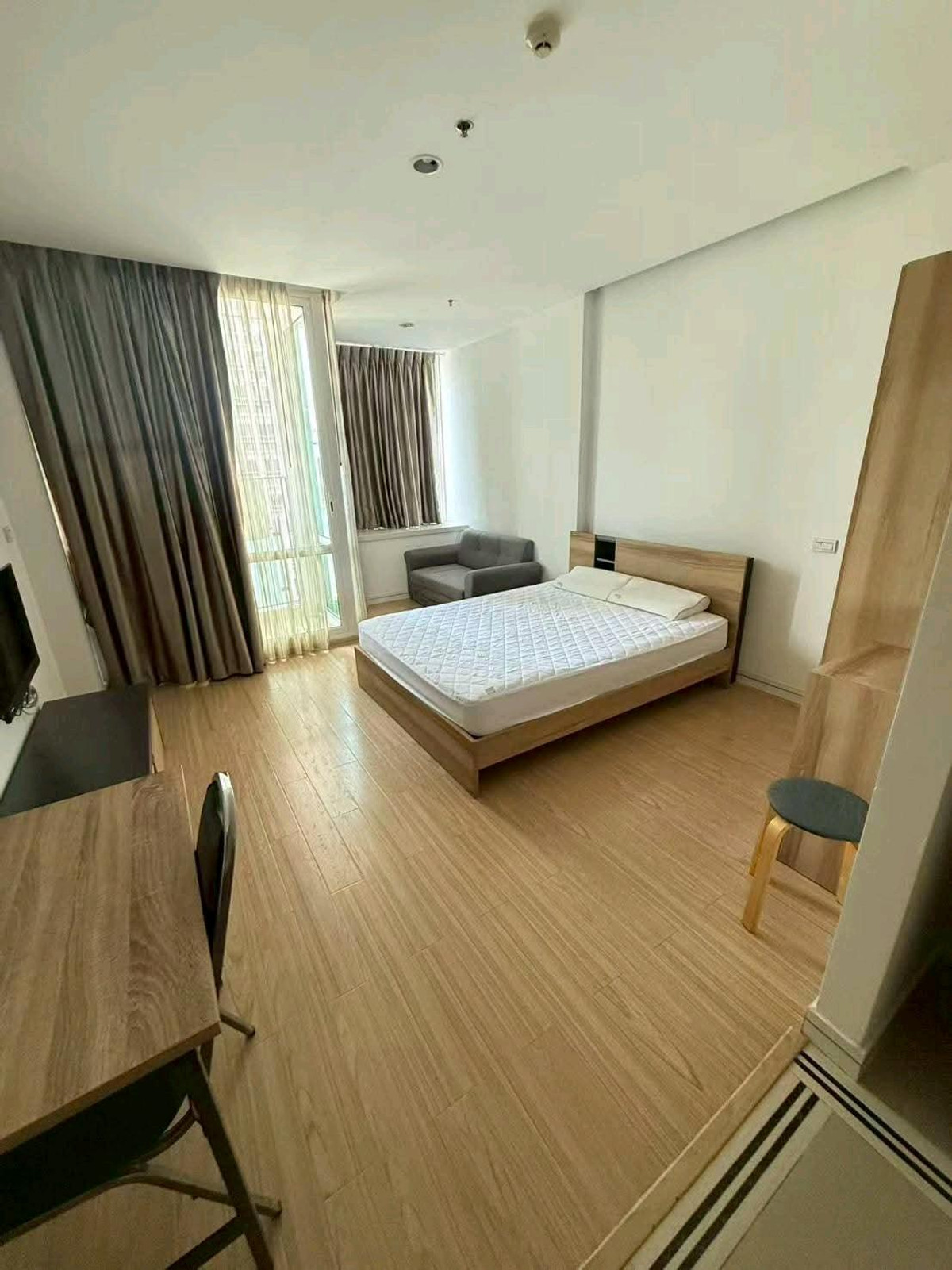 For RentCondoRama9, Petchburi, RCA : 🌆 Condo for rent, TC Green Rama 9, Building D 19💫 40 sqm. Price 16,000 baht, near RCA, ready to enter 1 July.