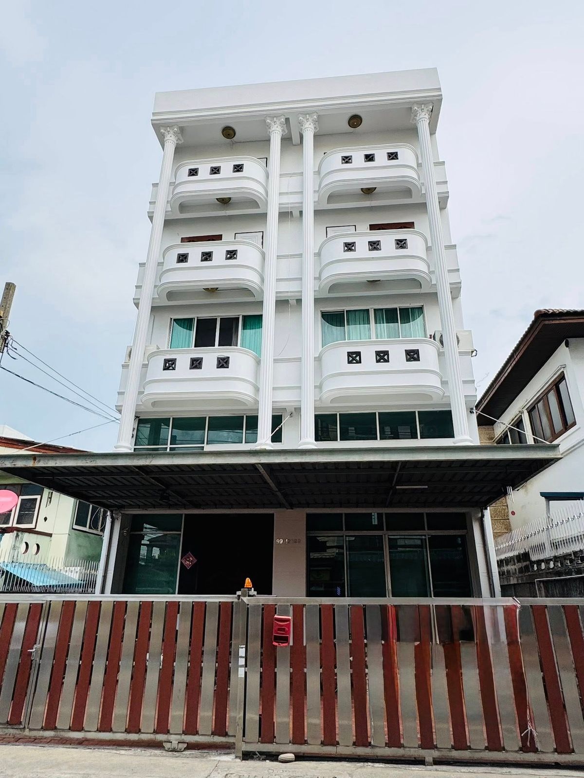 For RentShop HouseRatchadapisek, Huaikwang, Suttisan : 2 new commercial buildings for rent, new model, Modern Luxury style, just 3 minutes to MRT Sutthisan