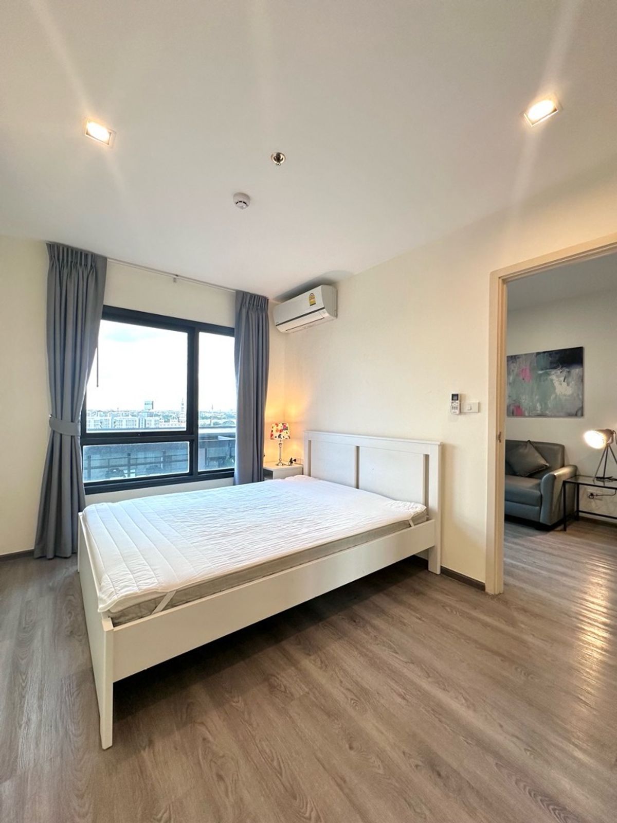 For RentCondoPattanakan, Srinakarin : Rich Park Triple Station 11,000 baht 10th floor next to ARL Huamak, MRT Huamak