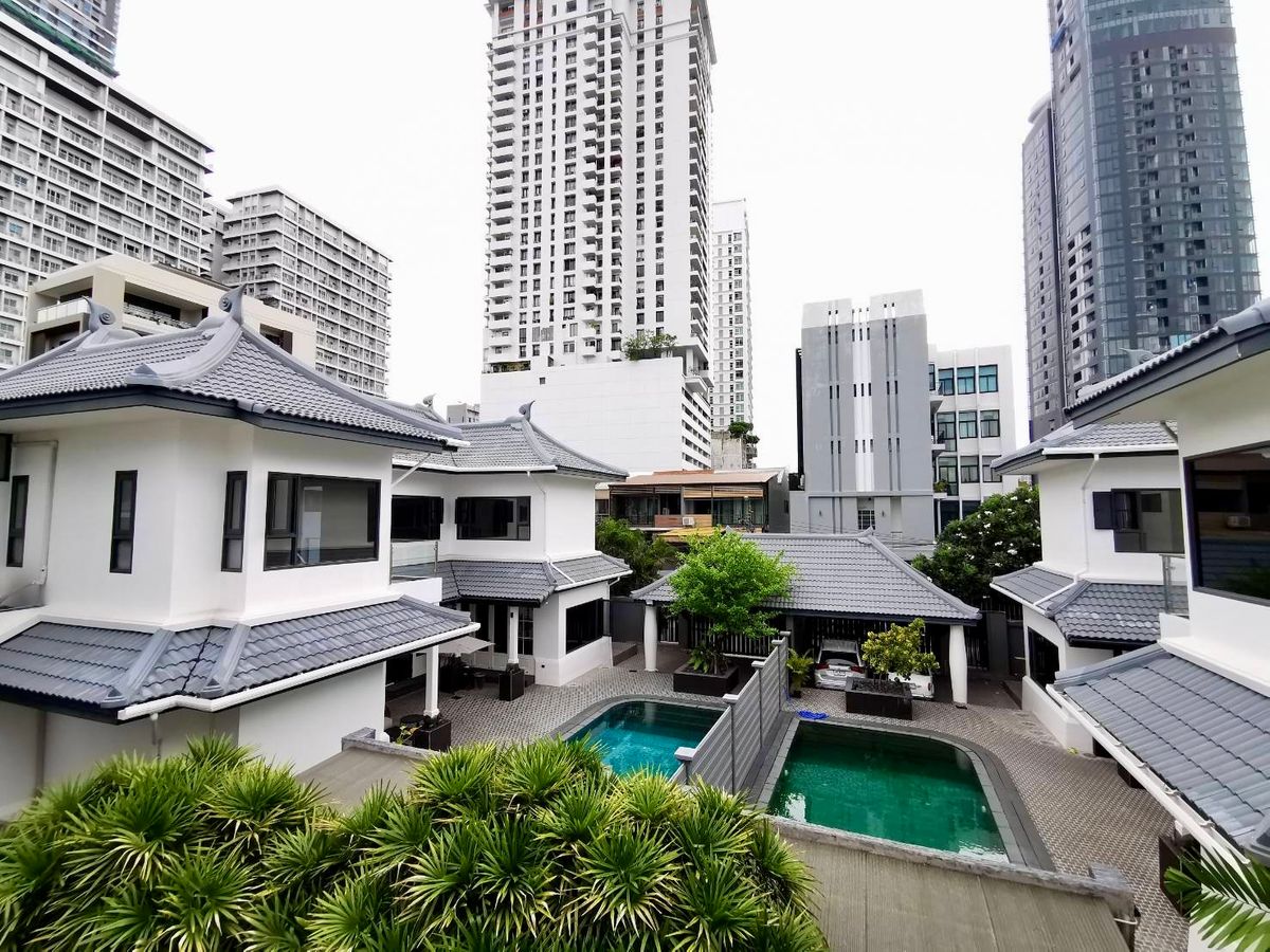 ขายบ้านสุขุมวิท อโศก ทองหล่อ : House for sell in the heart of Thonglor: 420 sqwah  1,760sqm. 13bed 14 bath 840,000,000 Am: 0656199198