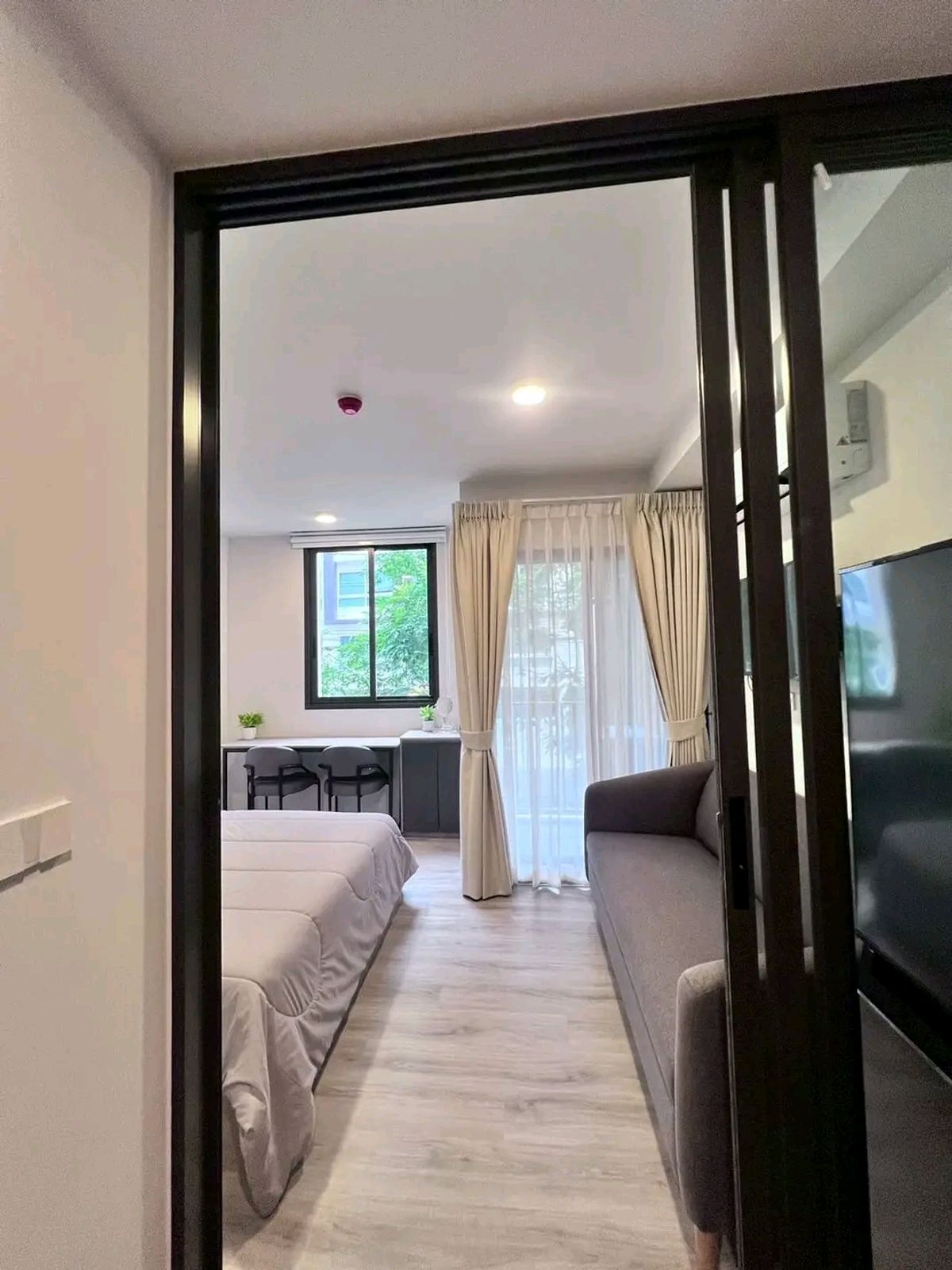 ให้เช่าคอนโดรัชดา ห้วยขวาง : QUINTARA MHyGEN รัชดา-ห้วยขวาง 
LOW-RISE NEW CONDO MRT ห้วยขวาง📍
ตึก A ชั้น 2 
22 ตรม
1 ห้องนอน 1 ห้องน้ำ
ห้องใหม่พร้อมอยู่  KIM คิม 
LINE: miragerichcondo 
โทร 0842914701