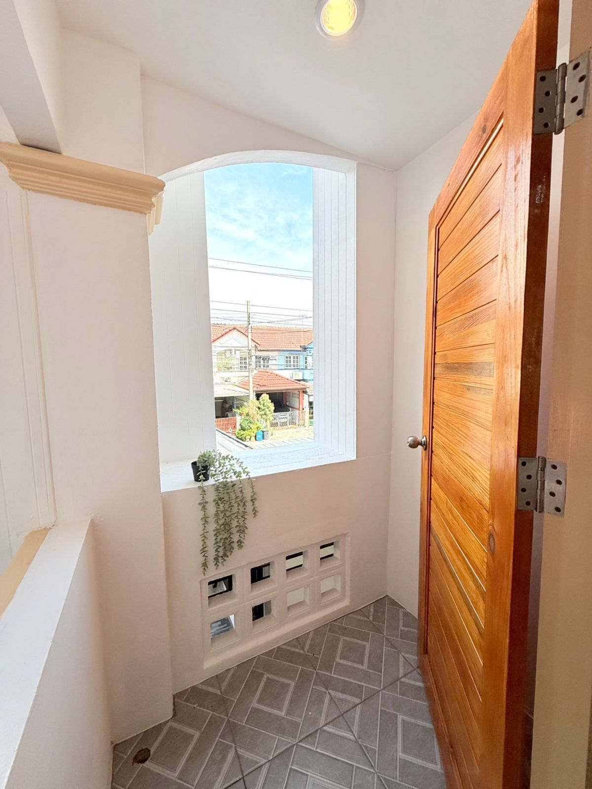 ขายทาวน์โฮมมีนบุรี-ร่มเกล้า : ขายทาวน์เฮ้าส์ 2 ชั้น หมู่บ้านณัฐวรรณ  ซอยสังฆสันติสุข 18 หนองจอก  โรงเรียนเซนต์เทเรซา โรงพยาบาลหนองจอก โลตัสหนองจอก บิ๊กซี แม็คโคร ตลาดหนองจอก