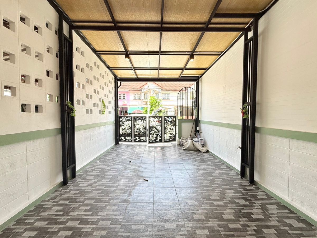 ขายทาวน์โฮมมีนบุรี-ร่มเกล้า : ขายทาวน์เฮ้าส์ 2 ชั้น หมู่บ้านณัฐวรรณ  ซอยสังฆสันติสุข 18 หนองจอก  โรงเรียนเซนต์เทเรซา โรงพยาบาลหนองจอก โลตัสหนองจอก บิ๊กซี แม็คโคร ตลาดหนองจอก