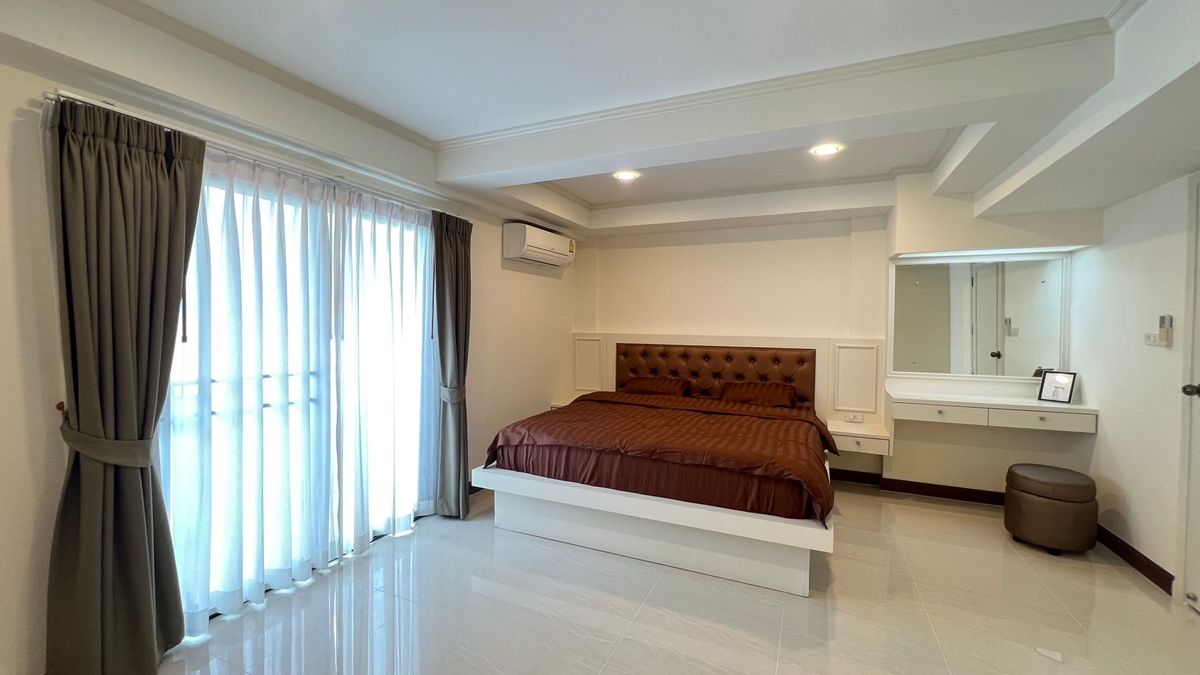 For RentCondoSukhumvit, Asoke, Thonglor : Rent M Towers Sukhumvit 35 - very big room