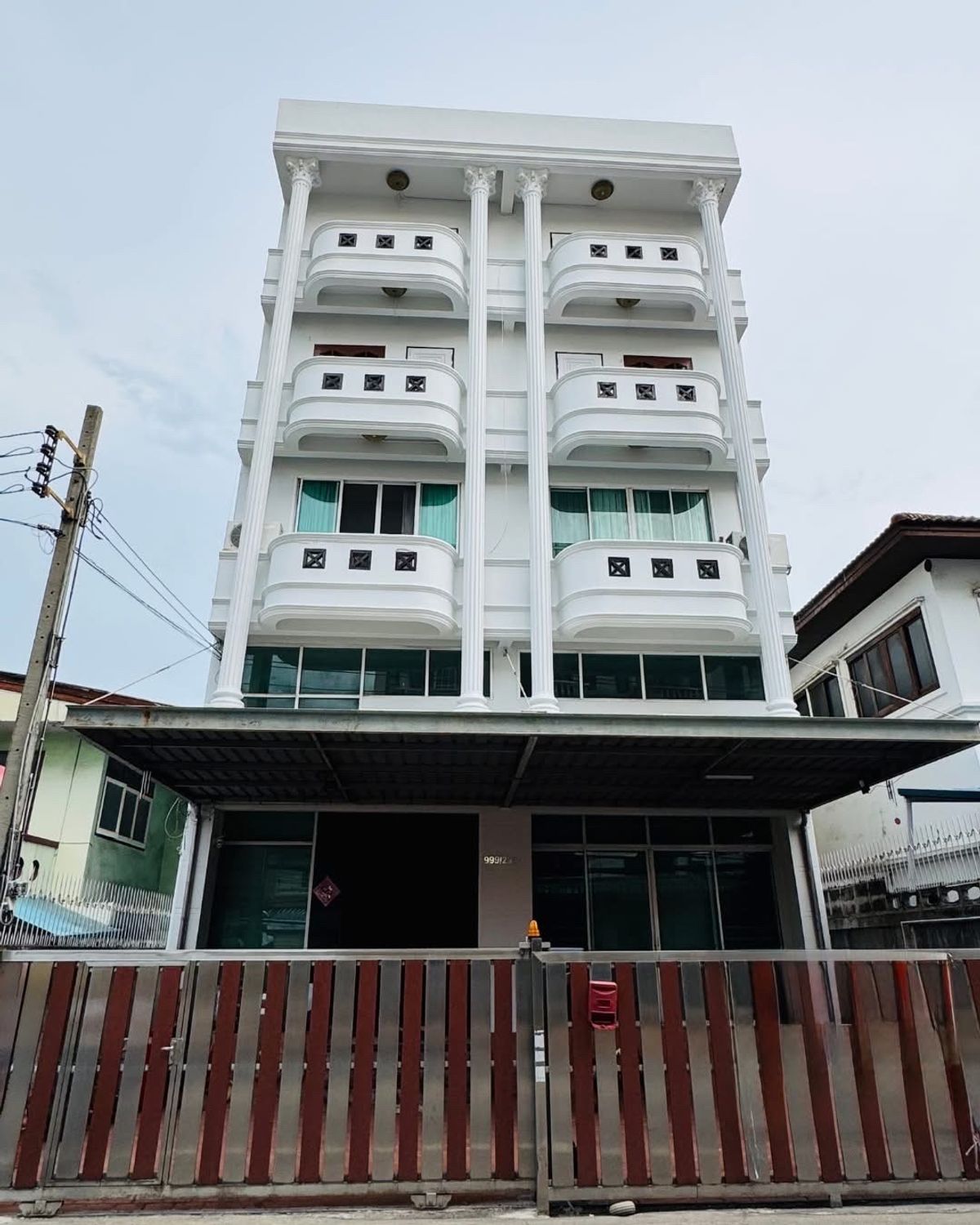 ให้เช่าโฮมออฟฟิศลาดพร้าว เซ็นทรัลลาดพร้าว : #ให้เช่า โฮมออฟฟิศ รีโนเวทใหม่ สไตล์โมเดิร์น ใจกลางเมือง ใกล้ MRT สุทธิสาร เพียง 3 นาที
เนื้อที่ใช้สอยจุใจ 600 ตร.ม. เหมาะทำออฟฟิศ โชว์รูม หรืออยู่อาศัยแบบ Live & Work