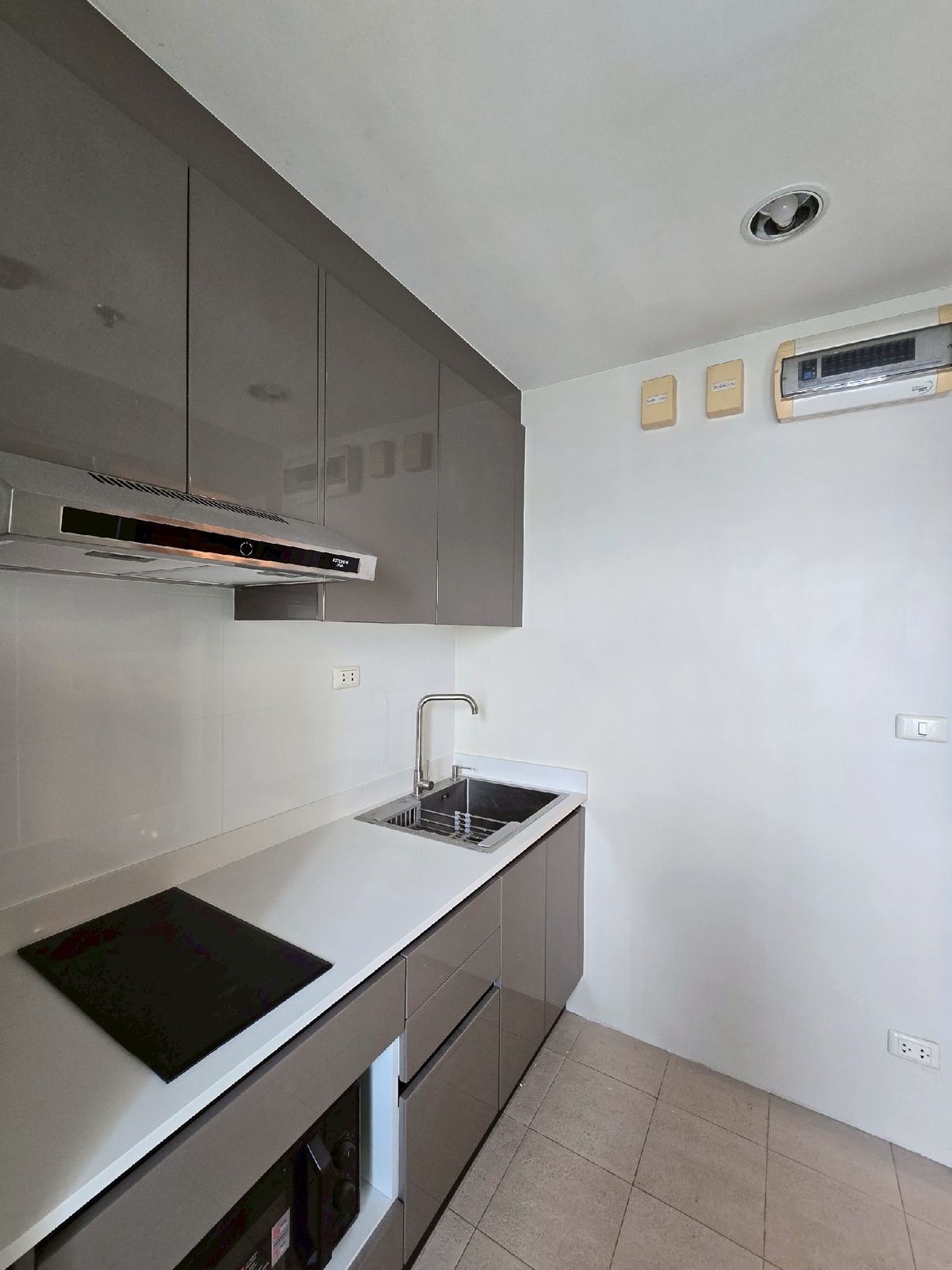 ให้เช่าคอนโดวงเวียนใหญ่ เจริญนคร : 🔥ให้เช่าด่วน🔥คิวเฮ้าส์ สาทร ห้องสวย renovate ใหม่ แอร์ใหม่ วิวสวยฝั่งแม่นํ้าเจ้าพระยา