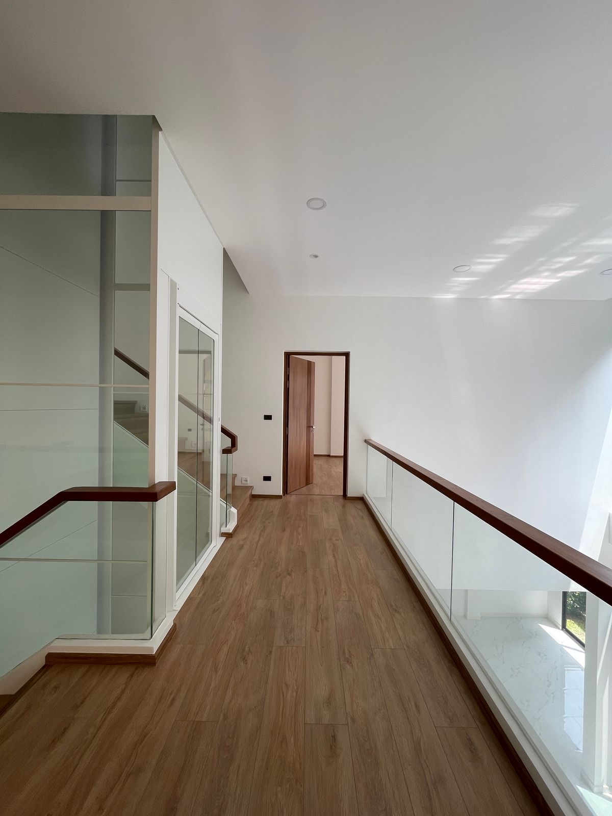 ขายบ้านรามคำแหง หัวหมาก : ขายบ้านเดี่ยวหรู ธารารมณ์ ไพรเวท เรสซิเดนซ์ รามคำแหง 9 บ้านเดี่ยว 3 ชั้น พื้นที่ใช้สอย 416 ตร.ม. ฟังก์ชัน 4 ห้องนอน 5 ห้องน้ำ 3 ที่จอดรถ  บนถนนรามคำแหง ใกล้แยกสุขุมวิท 71 ใกล้รถไฟฟ้าสายสีส้มและ Airport Link สถานีรามคำแหง