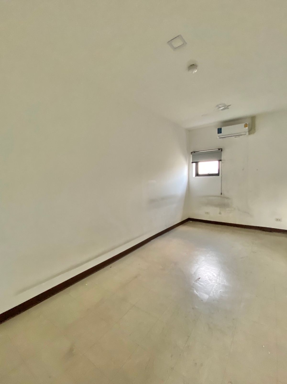 For RentShop HouseRama9, Petchburi, RCA : Rent a commercial building Stand ALONE Rama 9, Gold Location, Beauty Clinic, Surgery Clinic, Lamp Lighting Furniture Bed, Drill Health Center, Crossfit, Physical Exercise Sport Massage