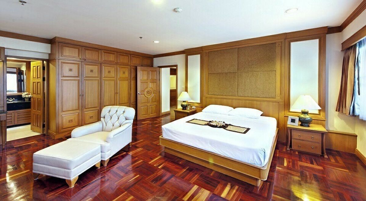For RentCondoSukhumvit, Asoke, Thonglor : ✨ Luxury Condo for Rent – Elegant Classic Style Beautifully decorated with premium solid wood furniture, warm and timeless atmosphere. Enjoy a stunning view in a prime location, just steps from EmQuartier & BTS Phrom Phong.
