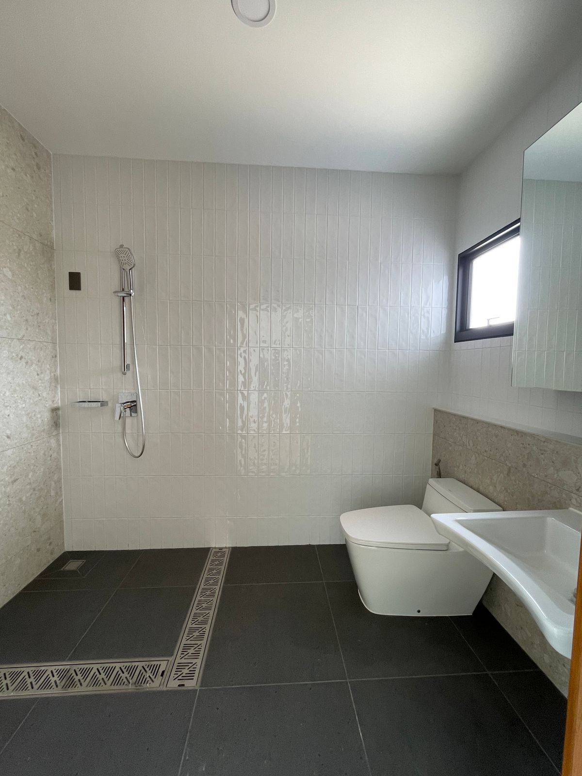 ขายบ้านรามคำแหง หัวหมาก : ขายบ้านเดี่ยวหรู ธารารมณ์ ไพรเวท เรสซิเดนซ์ รามคำแหง 9 บ้านเดี่ยว 3 ชั้น พื้นที่ใช้สอย 416 ตร.ม. ฟังก์ชัน 4 ห้องนอน 5 ห้องน้ำ 3 ที่จอดรถ  บนถนนรามคำแหง ใกล้แยกสุขุมวิท 71 ใกล้รถไฟฟ้าสายสีส้มและ Airport Link สถานีรามคำแหง