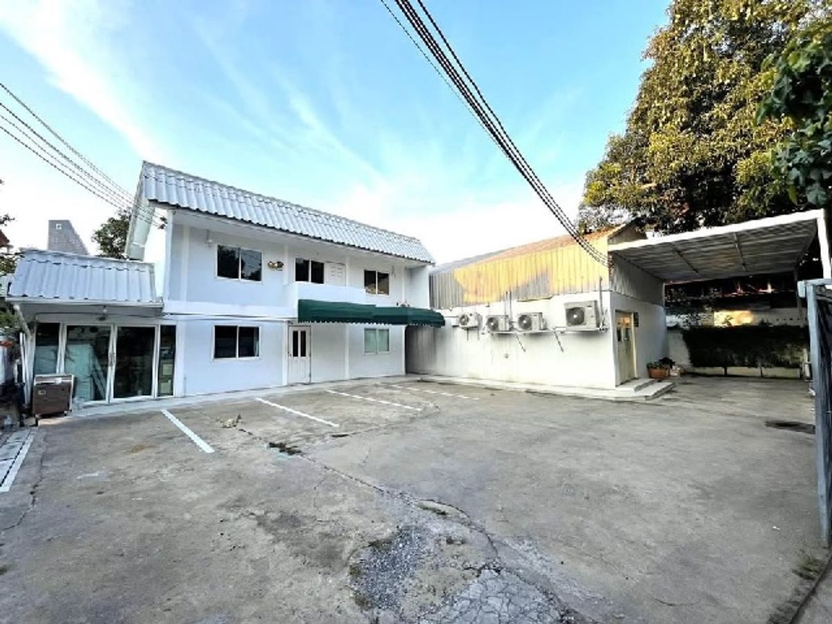 For RentHouseRama9, Petchburi, RCA : Good location in the middle of the BTS Thonglor 900 m. Lease-Rent Cloud Kitchen 2 floors 402 sq.m.