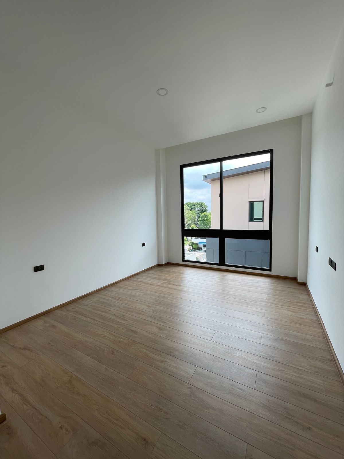 ขายบ้านรามคำแหง หัวหมาก : ขายบ้านเดี่ยวหรู ธารารมณ์ ไพรเวท เรสซิเดนซ์ รามคำแหง 9 บ้านเดี่ยว 3 ชั้น พื้นที่ใช้สอย 416 ตร.ม. ฟังก์ชัน 4 ห้องนอน 5 ห้องน้ำ 3 ที่จอดรถ  บนถนนรามคำแหง ใกล้แยกสุขุมวิท 71 ใกล้รถไฟฟ้าสายสีส้มและ Airport Link สถานีรามคำแหง