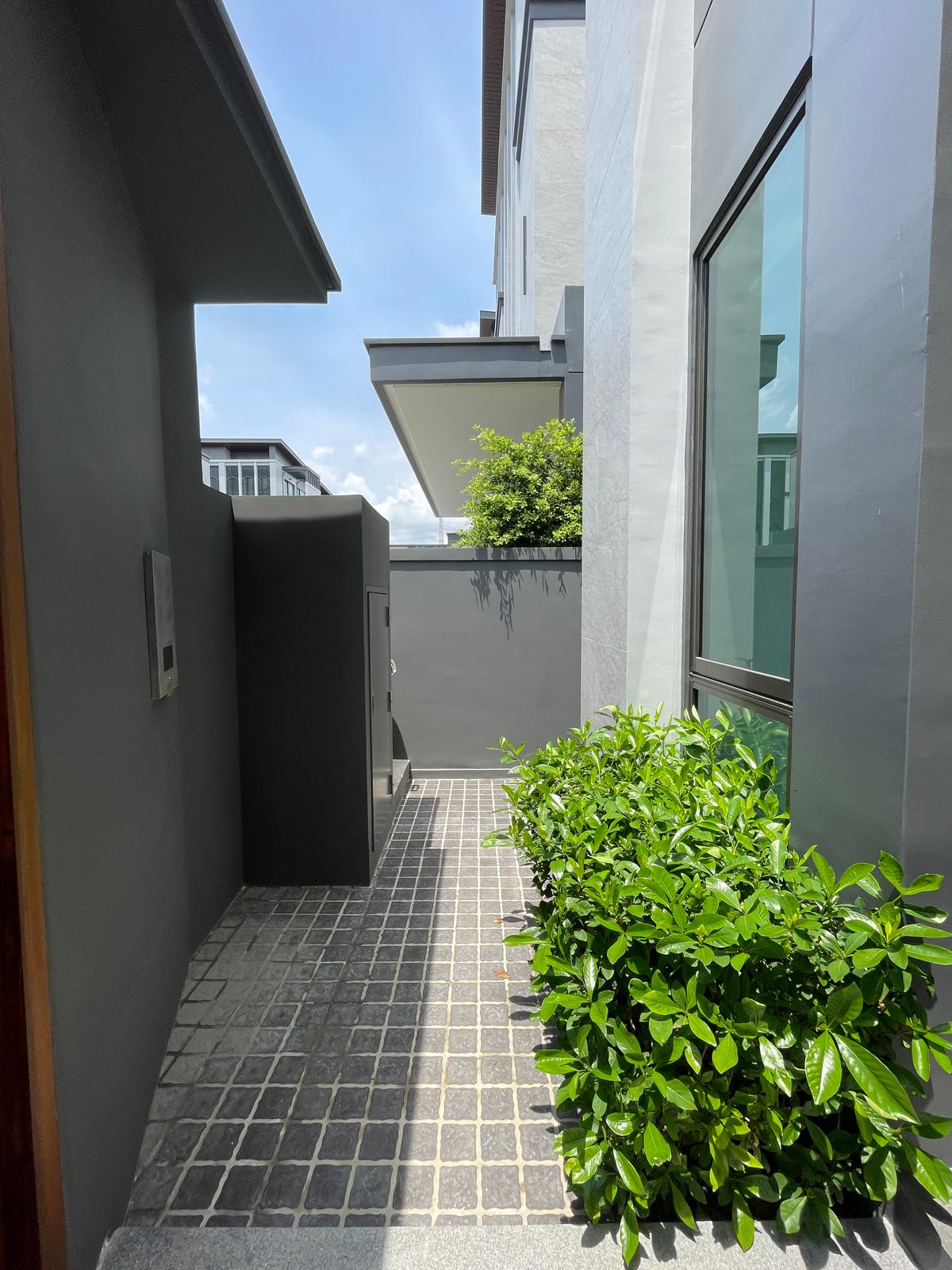 ขายบ้านรามคำแหง หัวหมาก : ขายบ้านเดี่ยวหรู ธารารมณ์ ไพรเวท เรสซิเดนซ์ รามคำแหง 9 บ้านเดี่ยว 3 ชั้น พื้นที่ใช้สอย 416 ตร.ม. ฟังก์ชัน 4 ห้องนอน 5 ห้องน้ำ 3 ที่จอดรถ  บนถนนรามคำแหง ใกล้แยกสุขุมวิท 71 ใกล้รถไฟฟ้าสายสีส้มและ Airport Link สถานีรามคำแหง