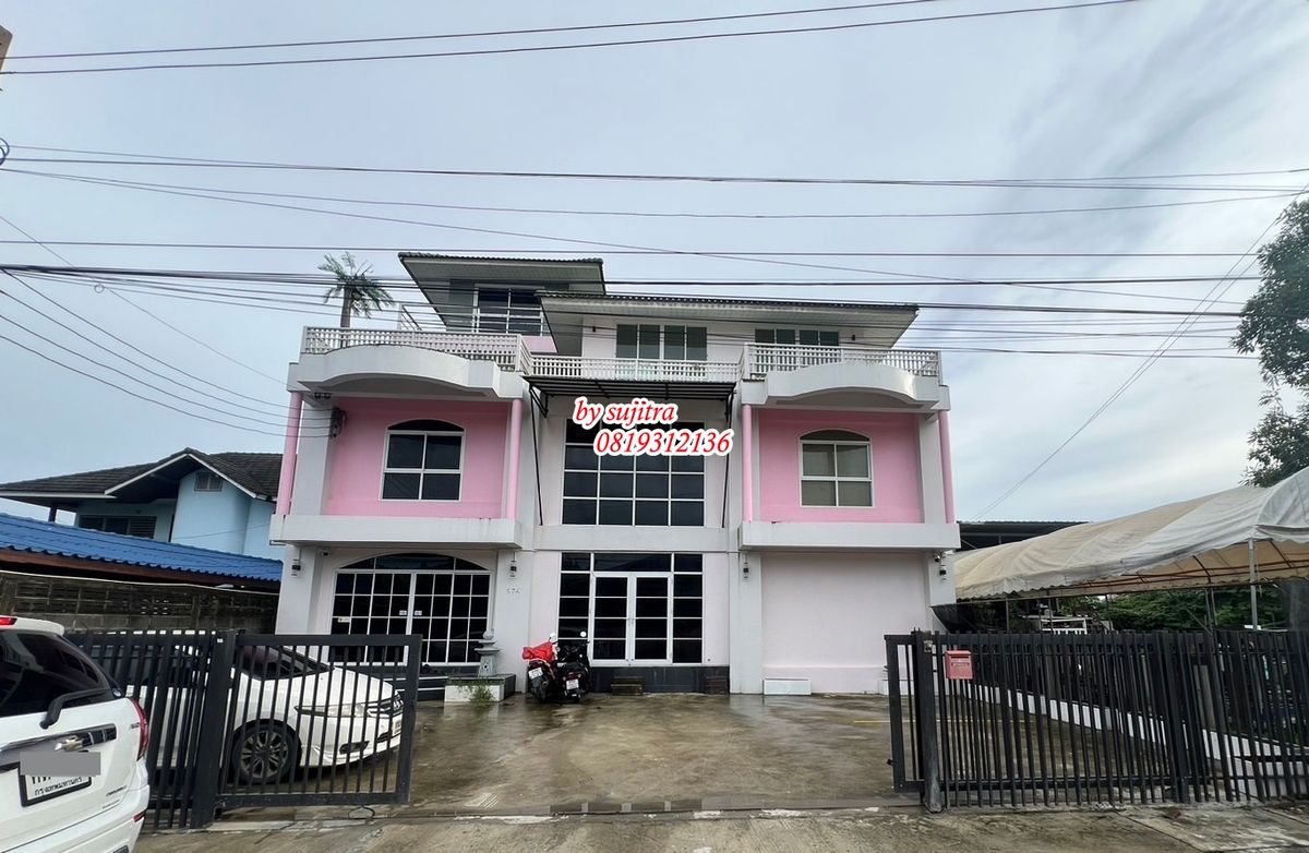 For RentHousePattanakan, Srinakarin : Rent a 2 -story detached house, 100 sq. Wah. The lake is in the development of company registration.