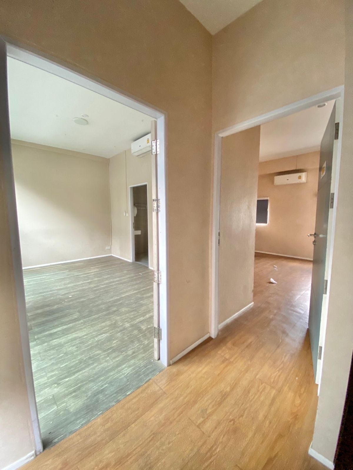 For RentShop HouseRama9, Petchburi, RCA : Rent a commercial building Stand ALONE Rama 9, Gold Location, Beauty Clinic, Surgery Clinic, Lamp Lighting Furniture Bed, Drill Health Center, Crossfit, Physical Exercise Sport Massage