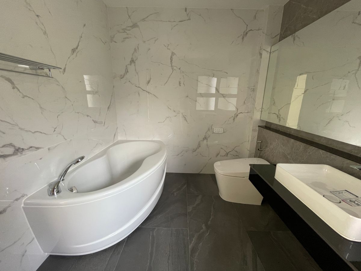 ขายบ้านรามคำแหง หัวหมาก : ขายบ้านเดี่ยวหรู ธารารมณ์ ไพรเวท เรสซิเดนซ์ รามคำแหง 9 บ้านเดี่ยว 3 ชั้น พื้นที่ใช้สอย 416 ตร.ม. ฟังก์ชัน 4 ห้องนอน 5 ห้องน้ำ 3 ที่จอดรถ  บนถนนรามคำแหง ใกล้แยกสุขุมวิท 71 ใกล้รถไฟฟ้าสายสีส้มและ Airport Link สถานีรามคำแหง