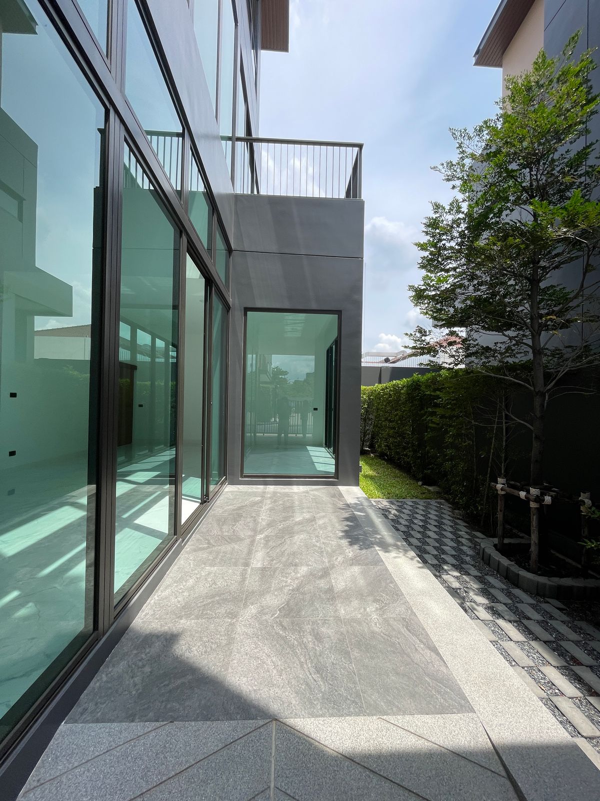 ขายบ้านรามคำแหง หัวหมาก : ขายบ้านเดี่ยวหรู ธารารมณ์ ไพรเวท เรสซิเดนซ์ รามคำแหง 9 บ้านเดี่ยว 3 ชั้น พื้นที่ใช้สอย 416 ตร.ม. ฟังก์ชัน 4 ห้องนอน 5 ห้องน้ำ 3 ที่จอดรถ  บนถนนรามคำแหง ใกล้แยกสุขุมวิท 71 ใกล้รถไฟฟ้าสายสีส้มและ Airport Link สถานีรามคำแหง