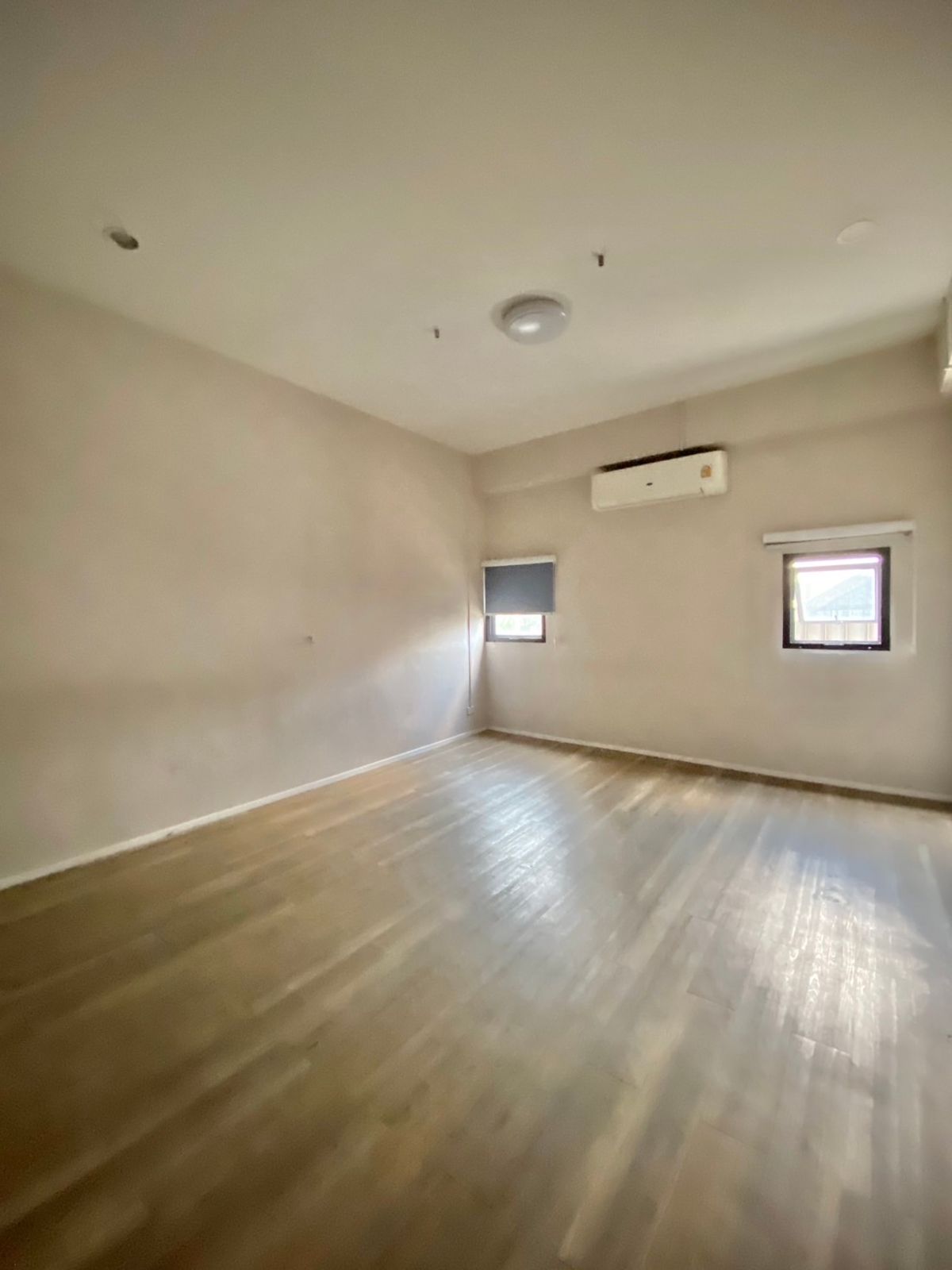 For RentShowroomRama9, Petchburi, RCA : Rent a Showroom Office. Single building “Stand Alone“ on the main road, suitable for showrooms, beds, chandeliers, veterinary clinics, Pet Wellness, Dog hair cutting, Botox Filler Surgery Clinic, Chinese Traditional Medicine, Glass Clasting, Tec