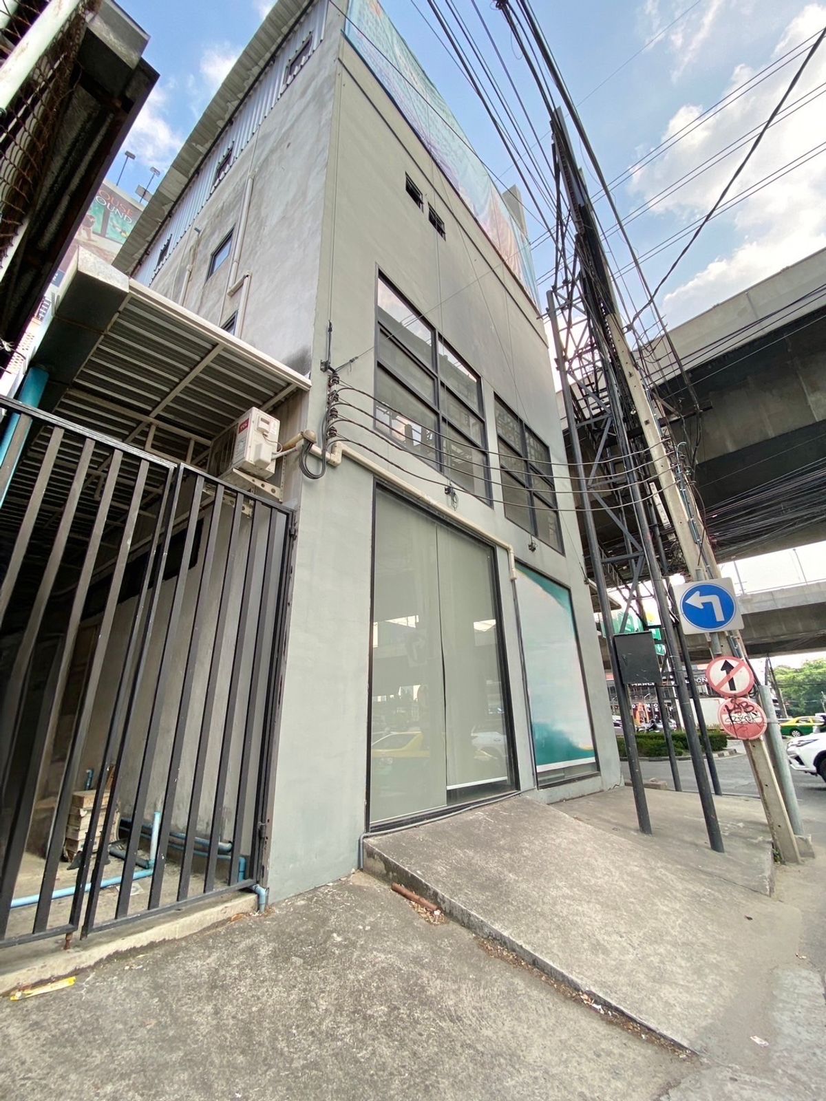 For RentShowroomRama9, Petchburi, RCA : Rent a Showroom Office. Single building “Stand Alone“ on the main road, suitable for showrooms, beds, chandeliers, veterinary clinics, Pet Wellness, Dog hair cutting, Botox Filler Surgery Clinic, Chinese Traditional Medicine, Glass Clasting, Tec