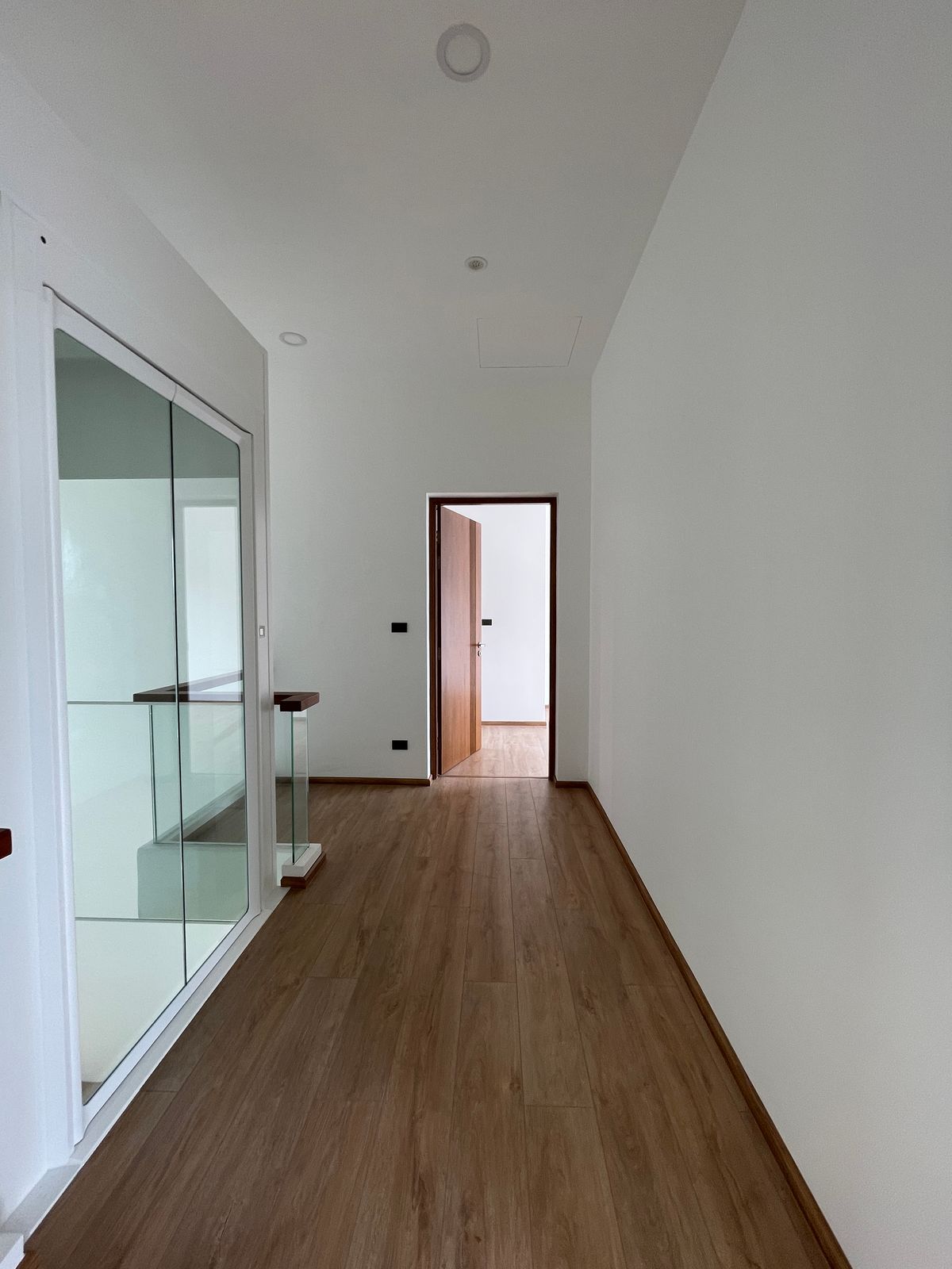 ขายบ้านรามคำแหง หัวหมาก : ขายบ้านเดี่ยวหรู ธารารมณ์ ไพรเวท เรสซิเดนซ์ รามคำแหง 9 บ้านเดี่ยว 3 ชั้น พื้นที่ใช้สอย 416 ตร.ม. ฟังก์ชัน 4 ห้องนอน 5 ห้องน้ำ 3 ที่จอดรถ  บนถนนรามคำแหง ใกล้แยกสุขุมวิท 71 ใกล้รถไฟฟ้าสายสีส้มและ Airport Link สถานีรามคำแหง