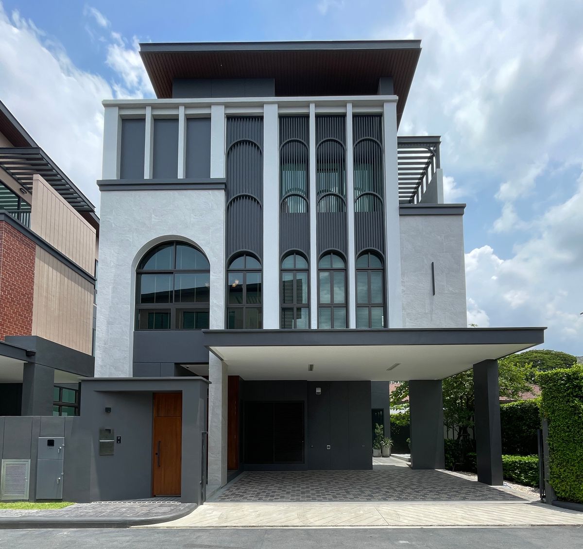 ขายบ้านรามคำแหง หัวหมาก : ขายบ้านเดี่ยวหรู ธารารมณ์ ไพรเวท เรสซิเดนซ์ รามคำแหง 9 บ้านเดี่ยว 3 ชั้น พื้นที่ใช้สอย 416 ตร.ม. ฟังก์ชัน 4 ห้องนอน 5 ห้องน้ำ 3 ที่จอดรถ ตกแต่งครบพร้อมเข้าอยู่ บนถนนรามคำแหง ใกล้แยกสุขุมวิท 71 ใกล้รถไฟฟ้าสายสีส้มและ Airport Link สถานีรามคำแหง