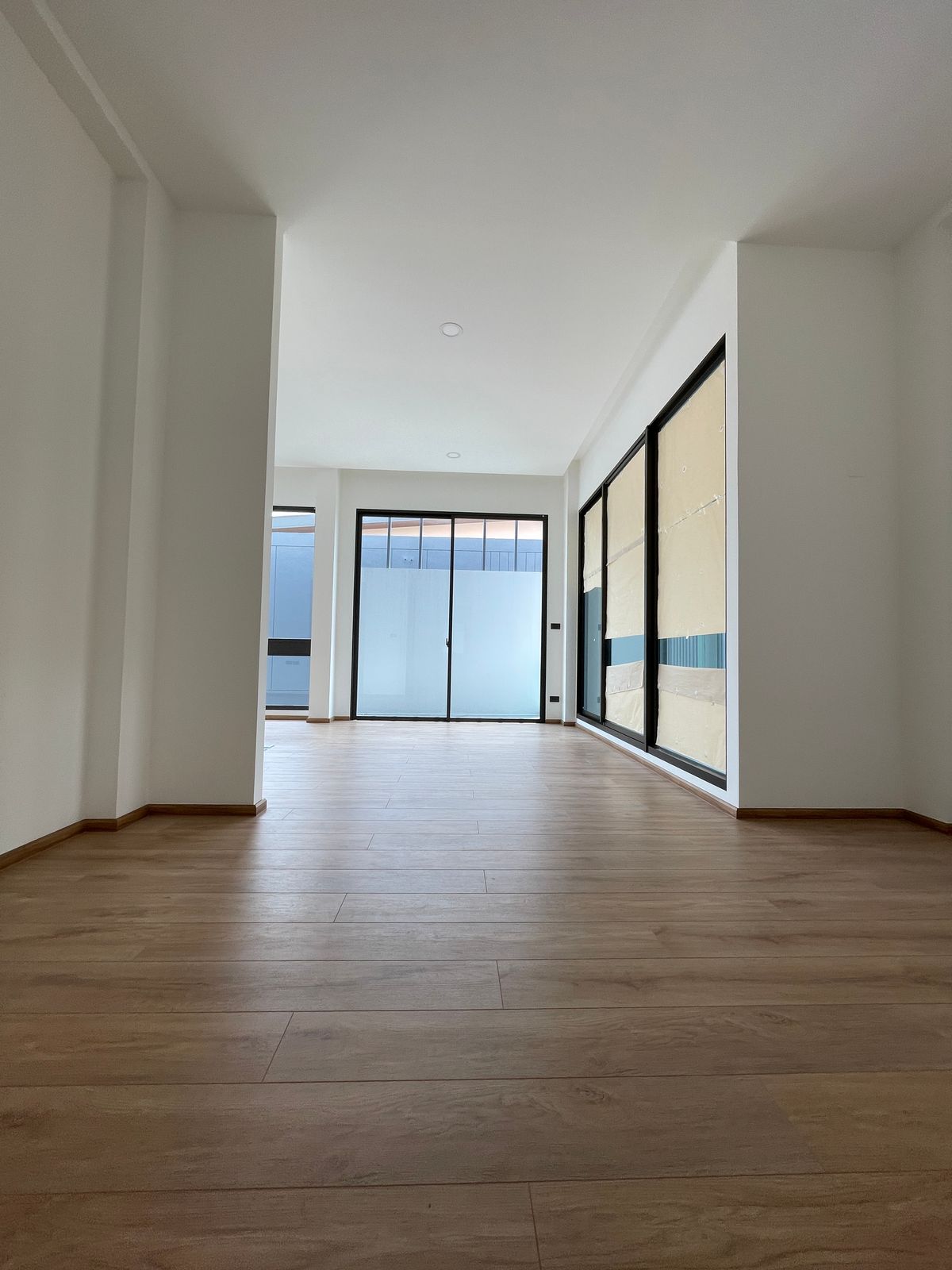 ขายบ้านรามคำแหง หัวหมาก : ขายบ้านเดี่ยวหรู ธารารมณ์ ไพรเวท เรสซิเดนซ์ รามคำแหง 9 บ้านเดี่ยว 3 ชั้น พื้นที่ใช้สอย 416 ตร.ม. ฟังก์ชัน 4 ห้องนอน 5 ห้องน้ำ 3 ที่จอดรถ  บนถนนรามคำแหง ใกล้แยกสุขุมวิท 71 ใกล้รถไฟฟ้าสายสีส้มและ Airport Link สถานีรามคำแหง