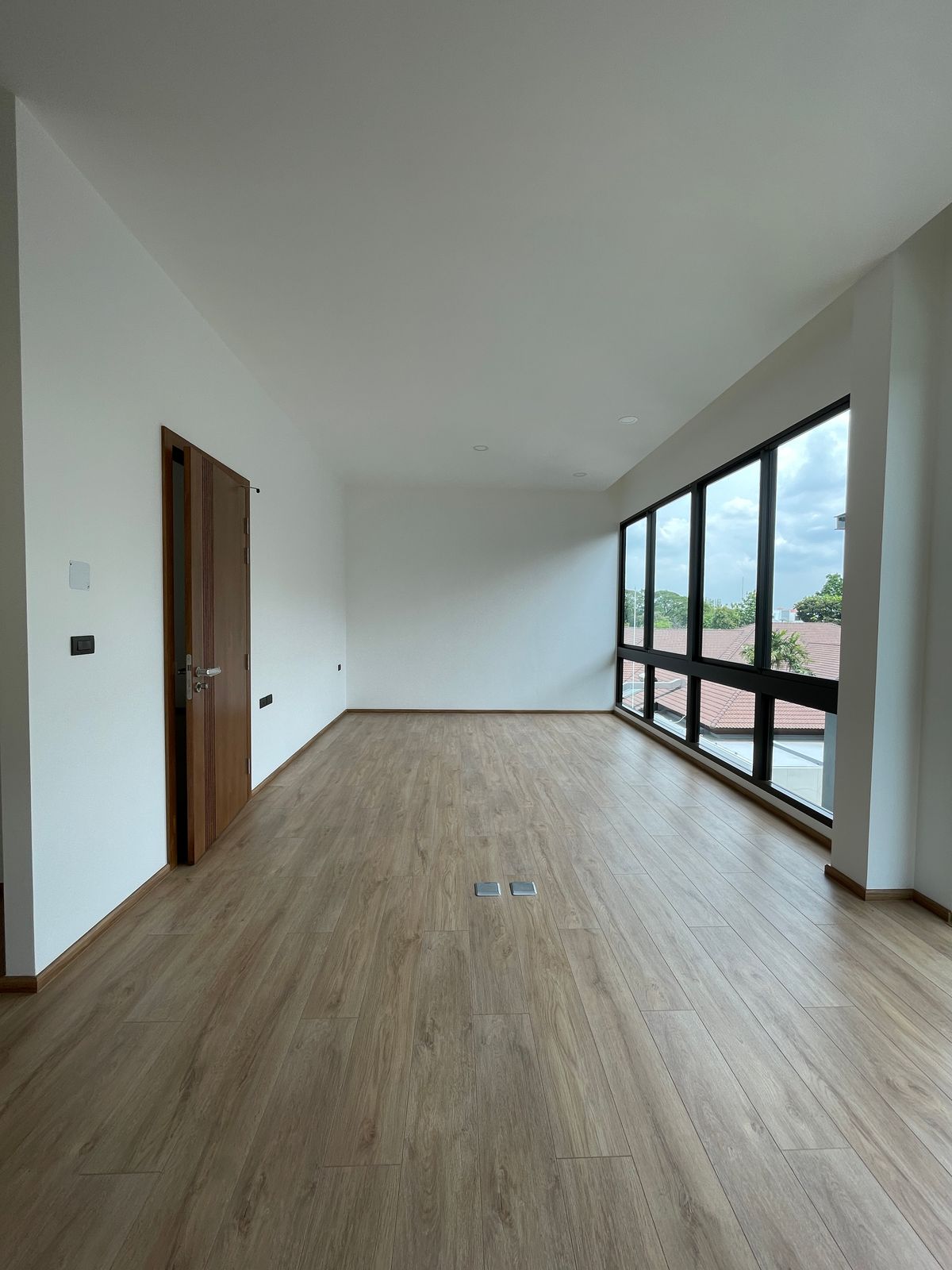 ขายบ้านรามคำแหง หัวหมาก : ขายบ้านเดี่ยวหรู ธารารมณ์ ไพรเวท เรสซิเดนซ์ รามคำแหง 9 บ้านเดี่ยว 3 ชั้น พื้นที่ใช้สอย 416 ตร.ม. ฟังก์ชัน 4 ห้องนอน 5 ห้องน้ำ 3 ที่จอดรถ  บนถนนรามคำแหง ใกล้แยกสุขุมวิท 71 ใกล้รถไฟฟ้าสายสีส้มและ Airport Link สถานีรามคำแหง