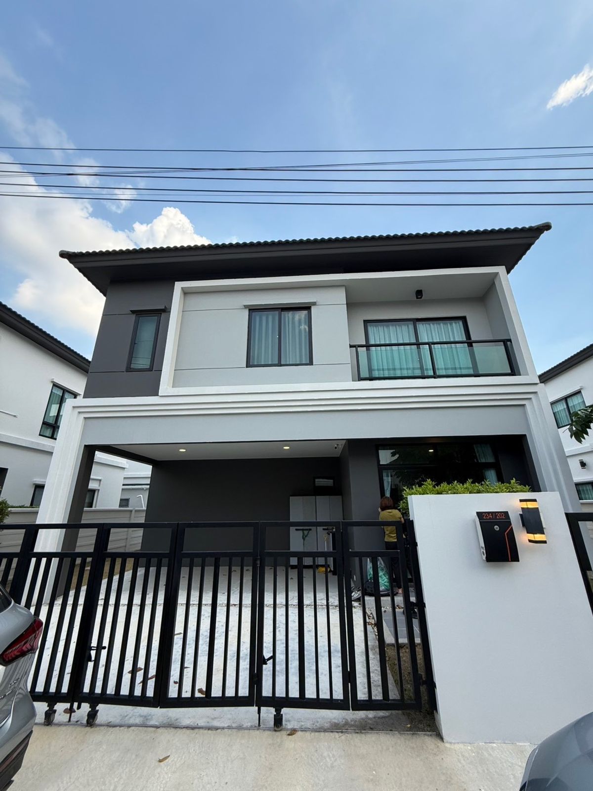 ให้เช่าบ้านนวมินทร์ รามอินทรา : #ให้เช่าบ้านเดี่ยว 2 ชั้น แกรนด์บริทาเนีย จตุโชติ-รามอินทรา พรีเมียมทาวน์โฮมสไตล์อังกฤษครบครบ คลับเฮาส์หรูใหญ่ที่สุดในย่านนี้ติดตั้งถนนใหญ่  มี 3ห้องนอน 3 ห้องน้ำ บ้านใหม่ยังไม่เคยอยู่ หันทิศเหนือ ใกล้ทางด่วนเพียง 6 นาที  ค่าเช่าเพียง 40,000 บาท/เดือน 