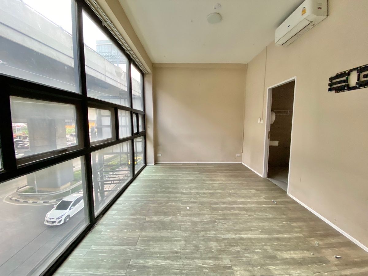 For RentShop HouseRama9, Petchburi, RCA : Rent a commercial building Stand ALONE Rama 9, Gold Location, Beauty Clinic, Surgery Clinic, Lamp Lighting Furniture Bed, Drill Health Center, Crossfit, Physical Exercise Sport Massage