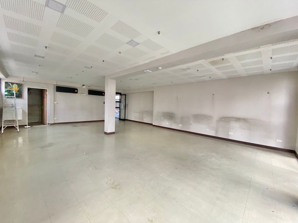 For RentShowroomRama9, Petchburi, RCA : Rent a Showroom Office. Single building “Stand Alone“ on the main road, suitable for showrooms, beds, chandeliers, veterinary clinics, Pet Wellness, Dog hair cutting, Botox Filler Surgery Clinic, Chinese Traditional Medicine, Glass Clasting, Tec