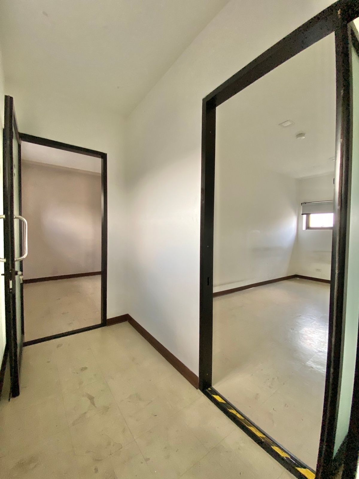 For RentShowroomRama9, Petchburi, RCA : Rent a Showroom Office. Single building “Stand Alone“ on the main road, suitable for showrooms, beds, chandeliers, veterinary clinics, Pet Wellness, Dog hair cutting, Botox Filler Surgery Clinic, Chinese Traditional Medicine, Glass Clasting, Tec