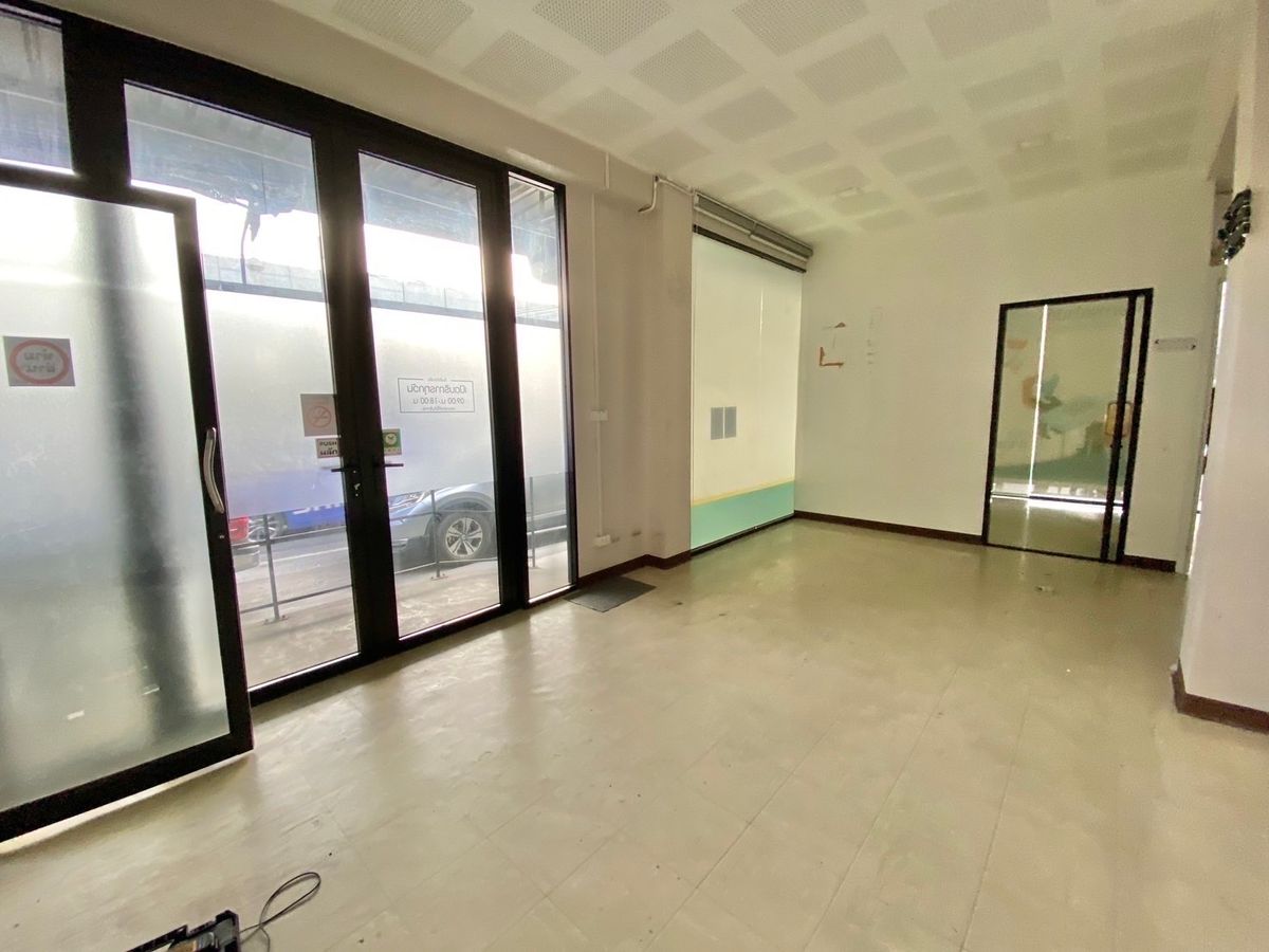 For RentShop HouseRama9, Petchburi, RCA : Rent a commercial building Stand ALONE Rama 9, Gold Location, Beauty Clinic, Surgery Clinic, Lamp Lighting Furniture Bed, Drill Health Center, Crossfit, Physical Exercise Sport Massage