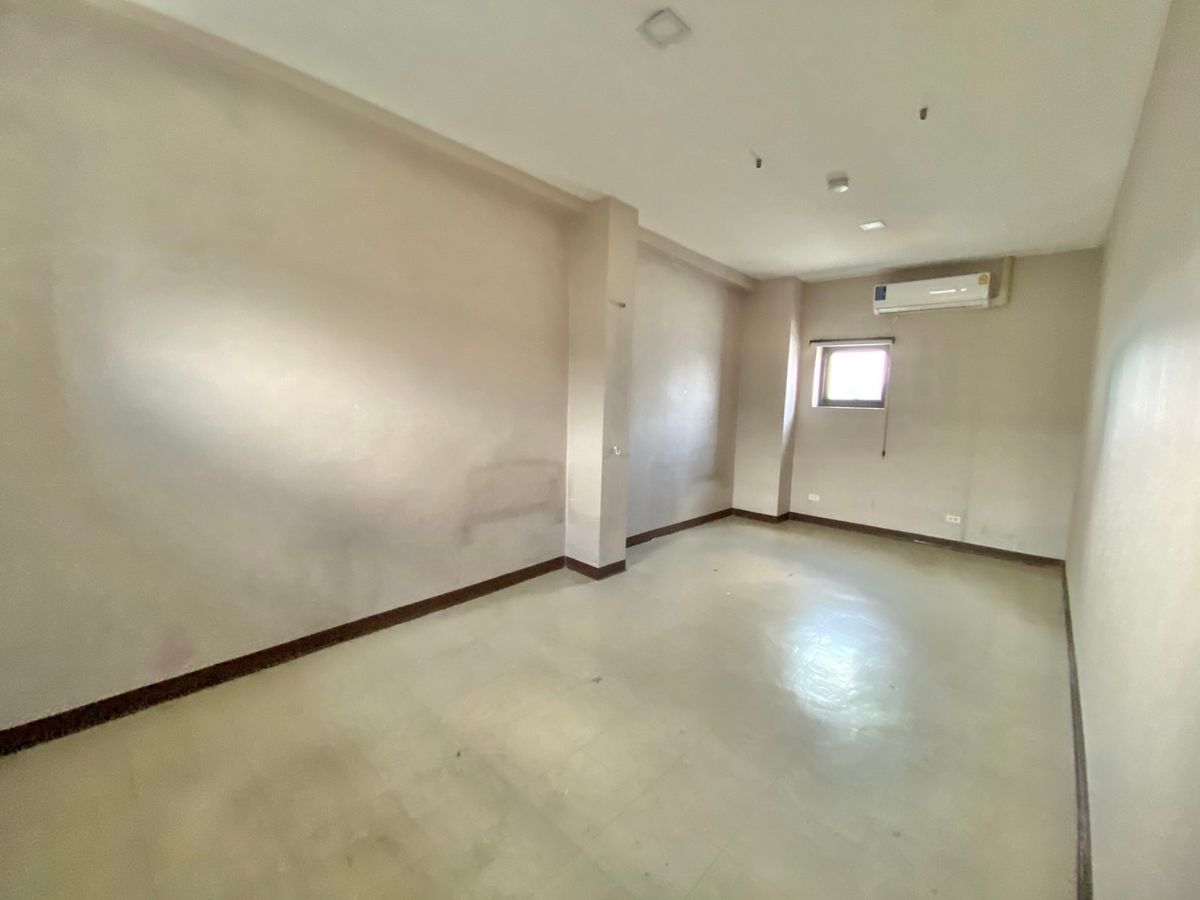 For RentShop HouseRama9, Petchburi, RCA : Rent a commercial building Stand ALONE Rama 9, Gold Location, Beauty Clinic, Surgery Clinic, Lamp Lighting Furniture Bed, Drill Health Center, Crossfit, Physical Exercise Sport Massage