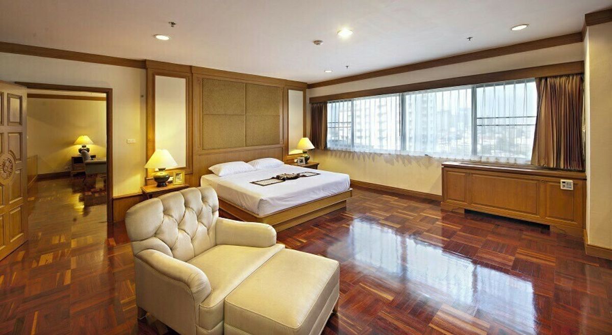 For RentCondoSukhumvit, Asoke, Thonglor : ✨ Luxury Condo for Rent – Elegant Classic Style Beautifully decorated with premium solid wood furniture, warm and timeless atmosphere. Enjoy a stunning view in a prime location, just steps from EmQuartier & BTS Phrom Phong.