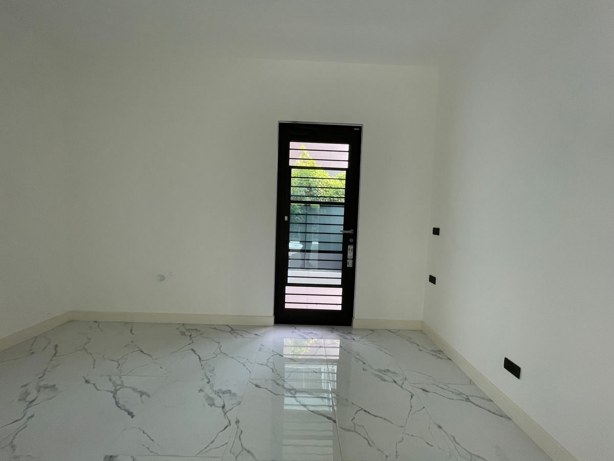 ขายบ้านรามคำแหง หัวหมาก : ขายบ้านเดี่ยวหรู ธารารมณ์ ไพรเวท เรสซิเดนซ์ รามคำแหง 9 บ้านเดี่ยว 3 ชั้น พื้นที่ใช้สอย 416 ตร.ม. ฟังก์ชัน 4 ห้องนอน 5 ห้องน้ำ 3 ที่จอดรถ  บนถนนรามคำแหง ใกล้แยกสุขุมวิท 71 ใกล้รถไฟฟ้าสายสีส้มและ Airport Link สถานีรามคำแหง