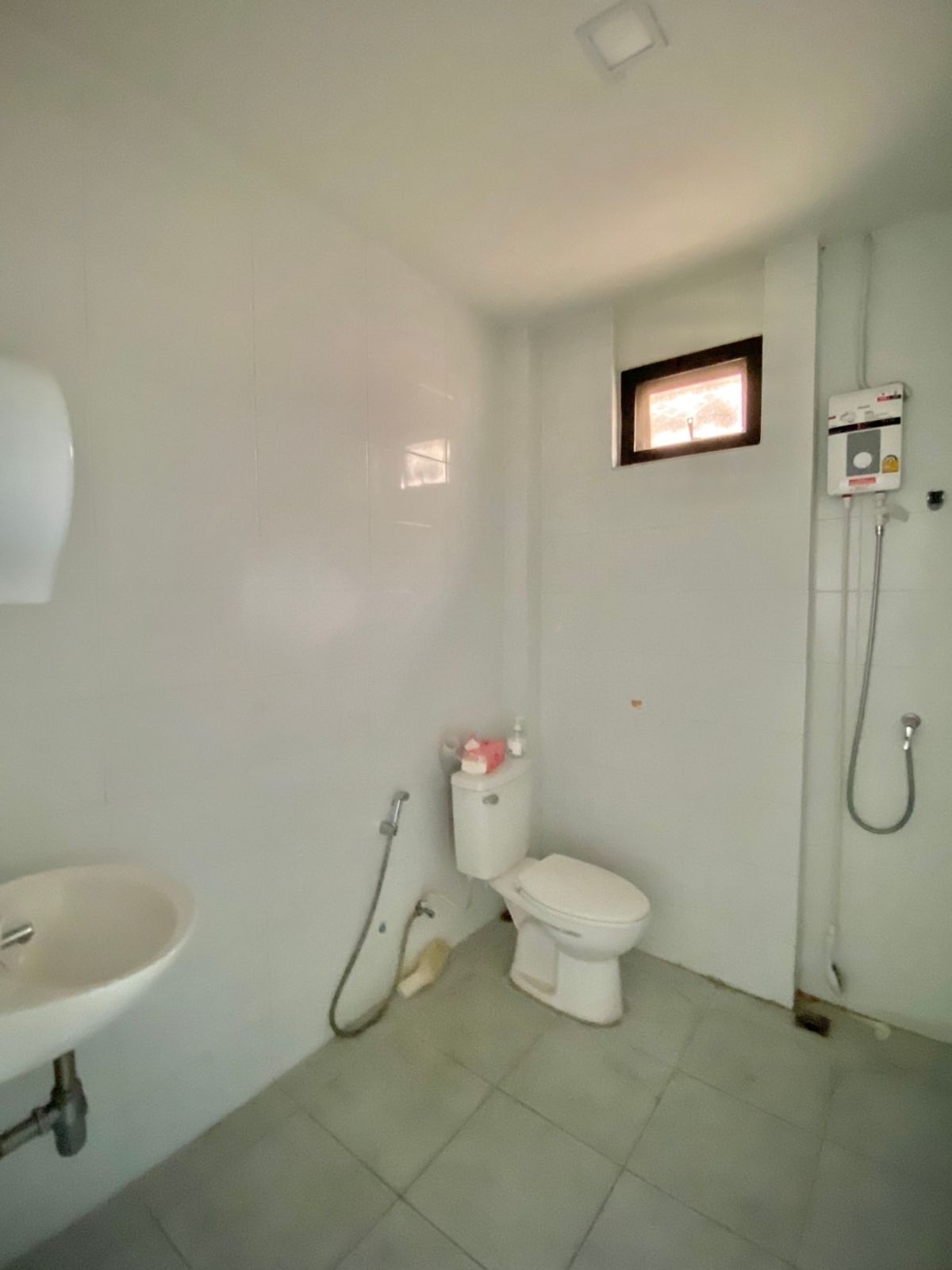 For RentShowroomRama9, Petchburi, RCA : Rent a Showroom Office. Single building “Stand Alone“ on the main road, suitable for showrooms, beds, chandeliers, veterinary clinics, Pet Wellness, Dog hair cutting, Botox Filler Surgery Clinic, Chinese Traditional Medicine, Glass Clasting, Tec