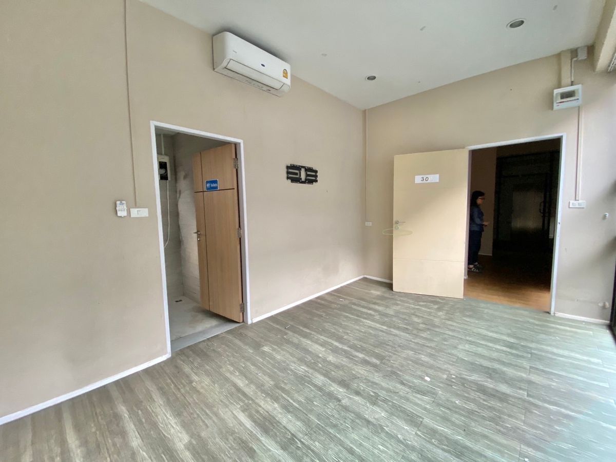 For RentShowroomRama9, Petchburi, RCA : Rent a Showroom Office. Single building “Stand Alone“ on the main road, suitable for showrooms, beds, chandeliers, veterinary clinics, Pet Wellness, Dog hair cutting, Botox Filler Surgery Clinic, Chinese Traditional Medicine, Glass Clasting, Tec