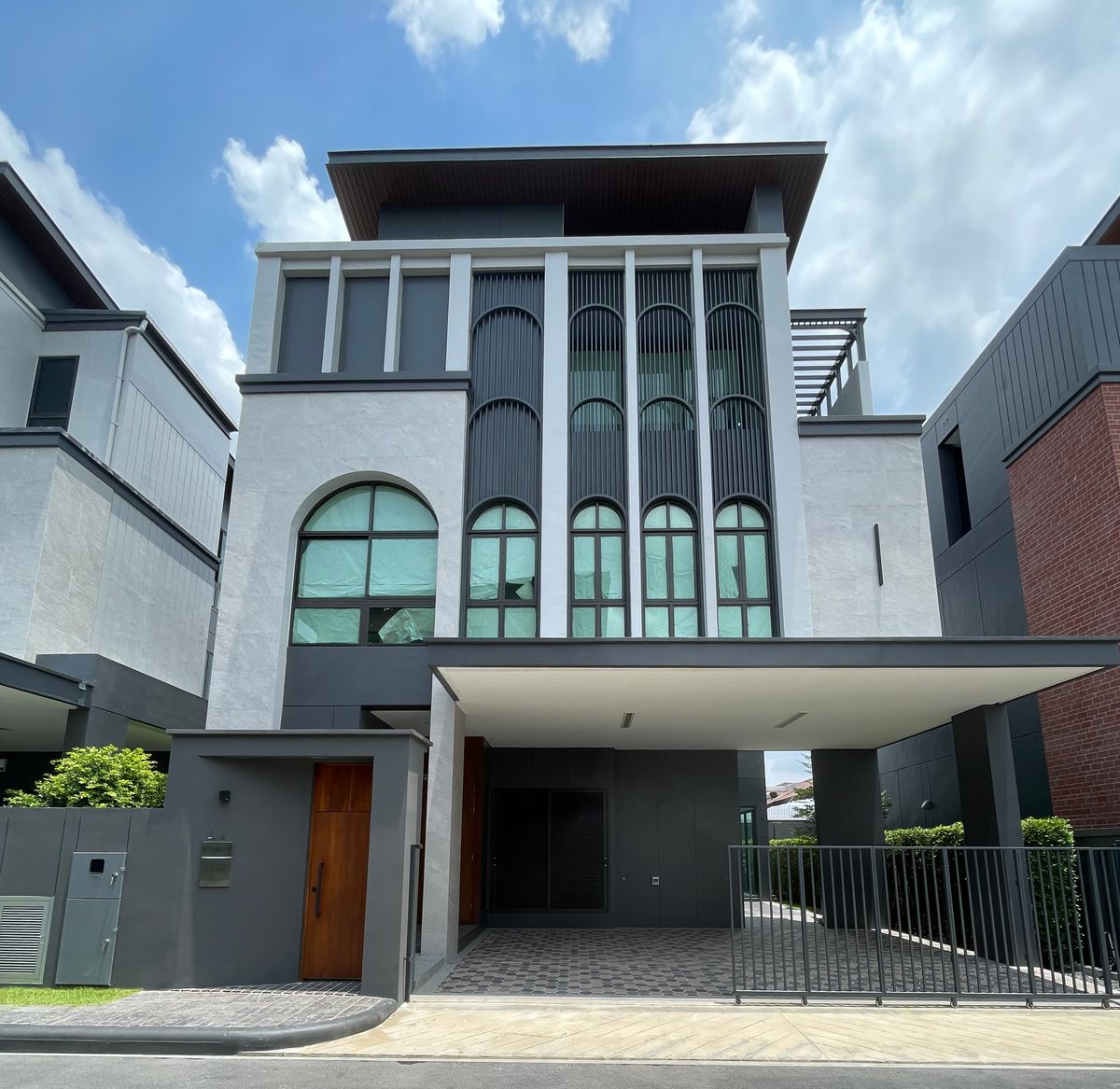 ขายบ้านรามคำแหง หัวหมาก : ขายบ้านเดี่ยวหรู ธารารมณ์ ไพรเวท เรสซิเดนซ์ รามคำแหง 9 บ้านเดี่ยว 3 ชั้น พื้นที่ใช้สอย 416 ตร.ม. ฟังก์ชัน 4 ห้องนอน 5 ห้องน้ำ 3 ที่จอดรถ  บนถนนรามคำแหง ใกล้แยกสุขุมวิท 71 ใกล้รถไฟฟ้าสายสีส้มและ Airport Link สถานีรามคำแหง