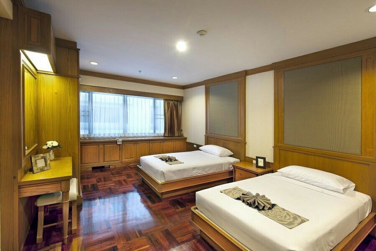 For RentCondoSukhumvit, Asoke, Thonglor : ✨ Luxury Condo for Rent – Elegant Classic Style Beautifully decorated with premium solid wood furniture, warm and timeless atmosphere. Enjoy a stunning view in a prime location, just steps from EmQuartier & BTS Phrom Phong.