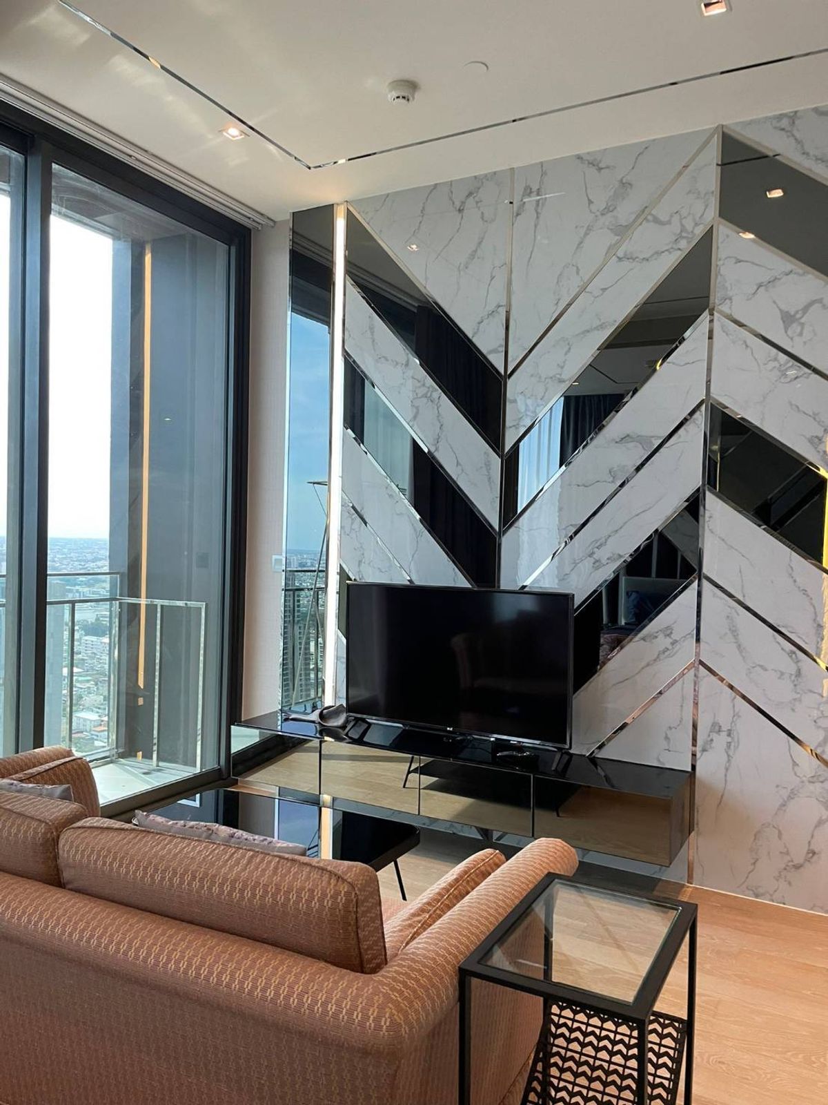 ให้เช่าคอนโดสีลม ศาลาแดง บางรัก : For rent Ashton Silom 1 bedroom 49sqm rent fee 35,000 per month rainy 081-8895470 Line 