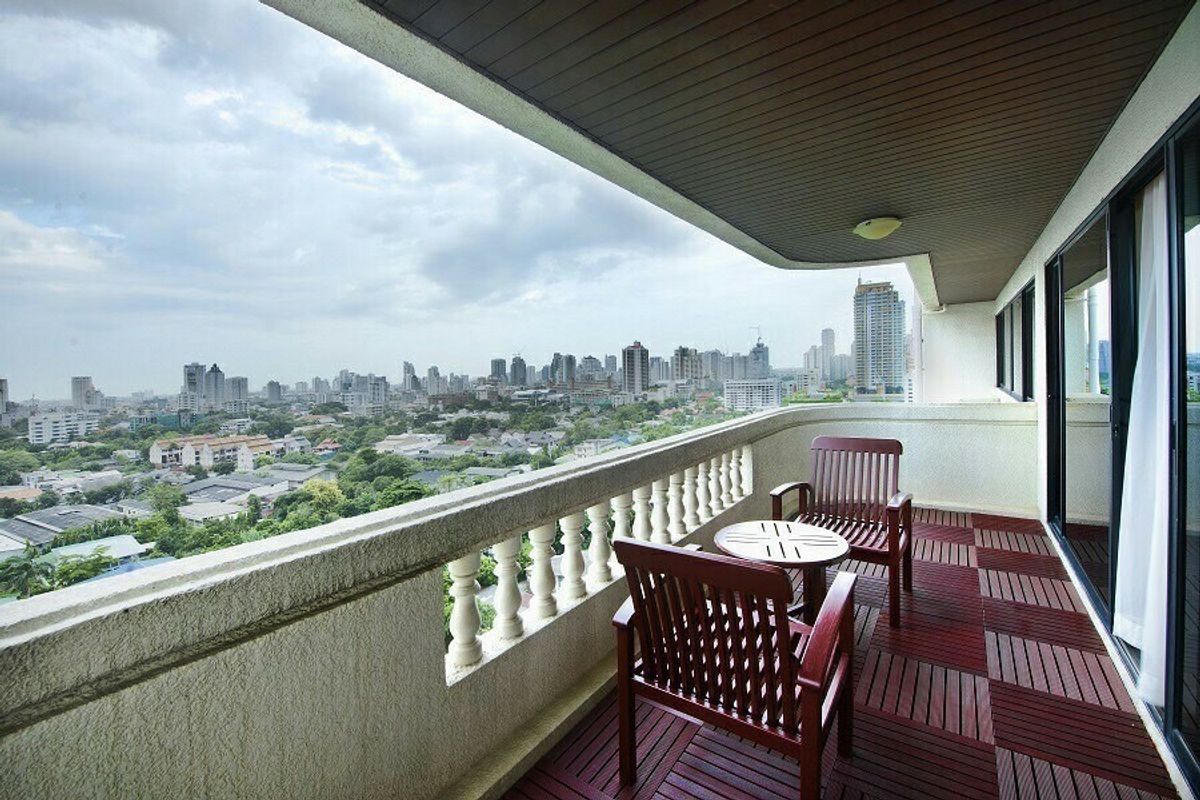 For RentCondoSukhumvit, Asoke, Thonglor : ✨ Luxury Condo for Rent – Elegant Classic Style Beautifully decorated with premium solid wood furniture, warm and timeless atmosphere. Enjoy a stunning view in a prime location, just steps from EmQuartier & BTS Phrom Phong.